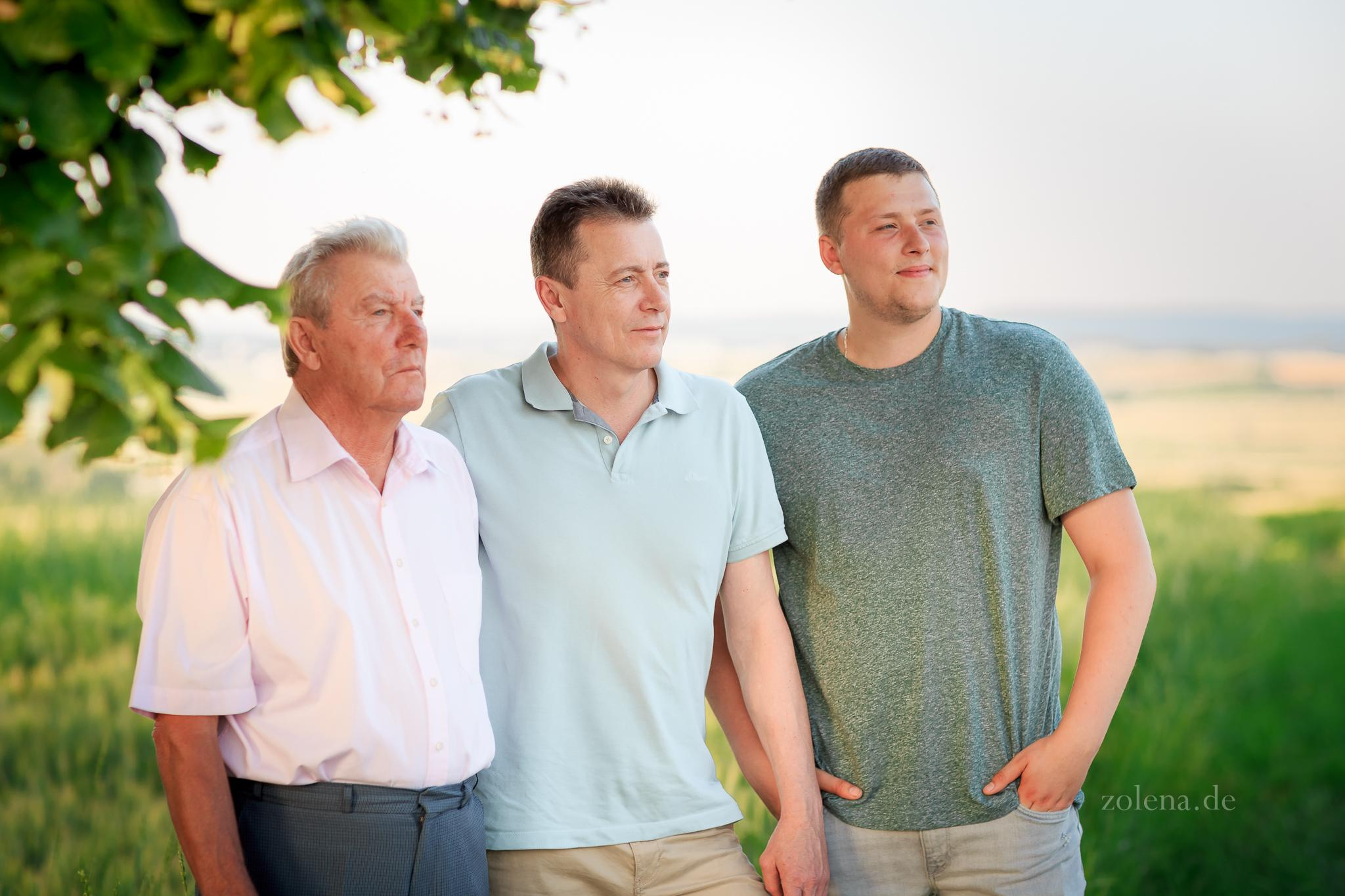 Alt- Studioaufnahme einer glücklichen Familie – Fotografin Olena Reichel