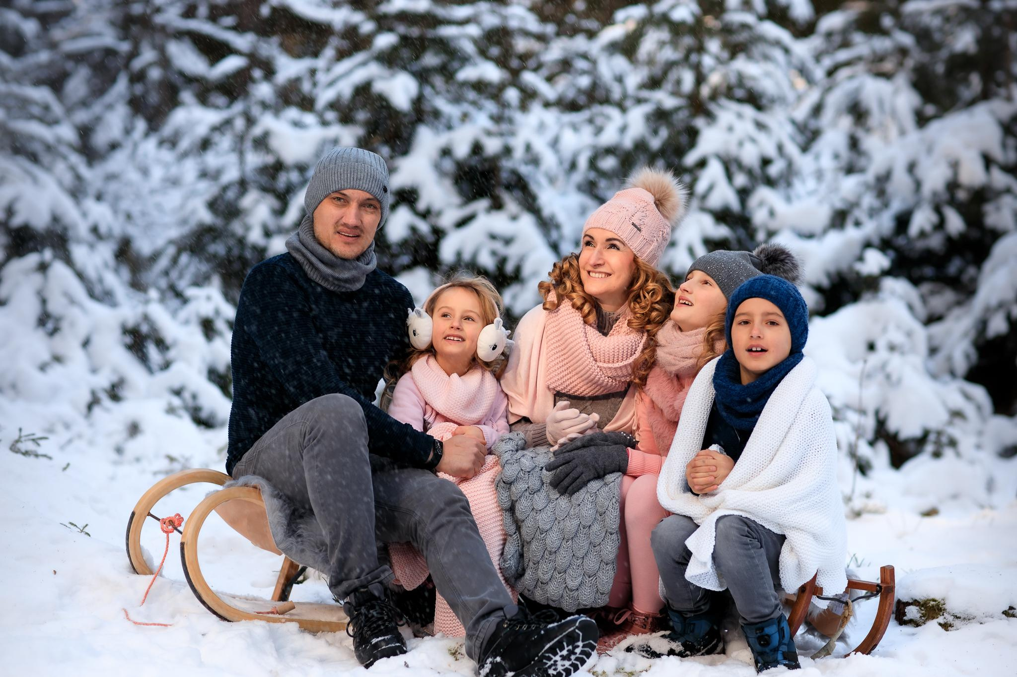 Alt- Studioaufnahme einer glücklichen Familie – Fotografin Olena Reichel