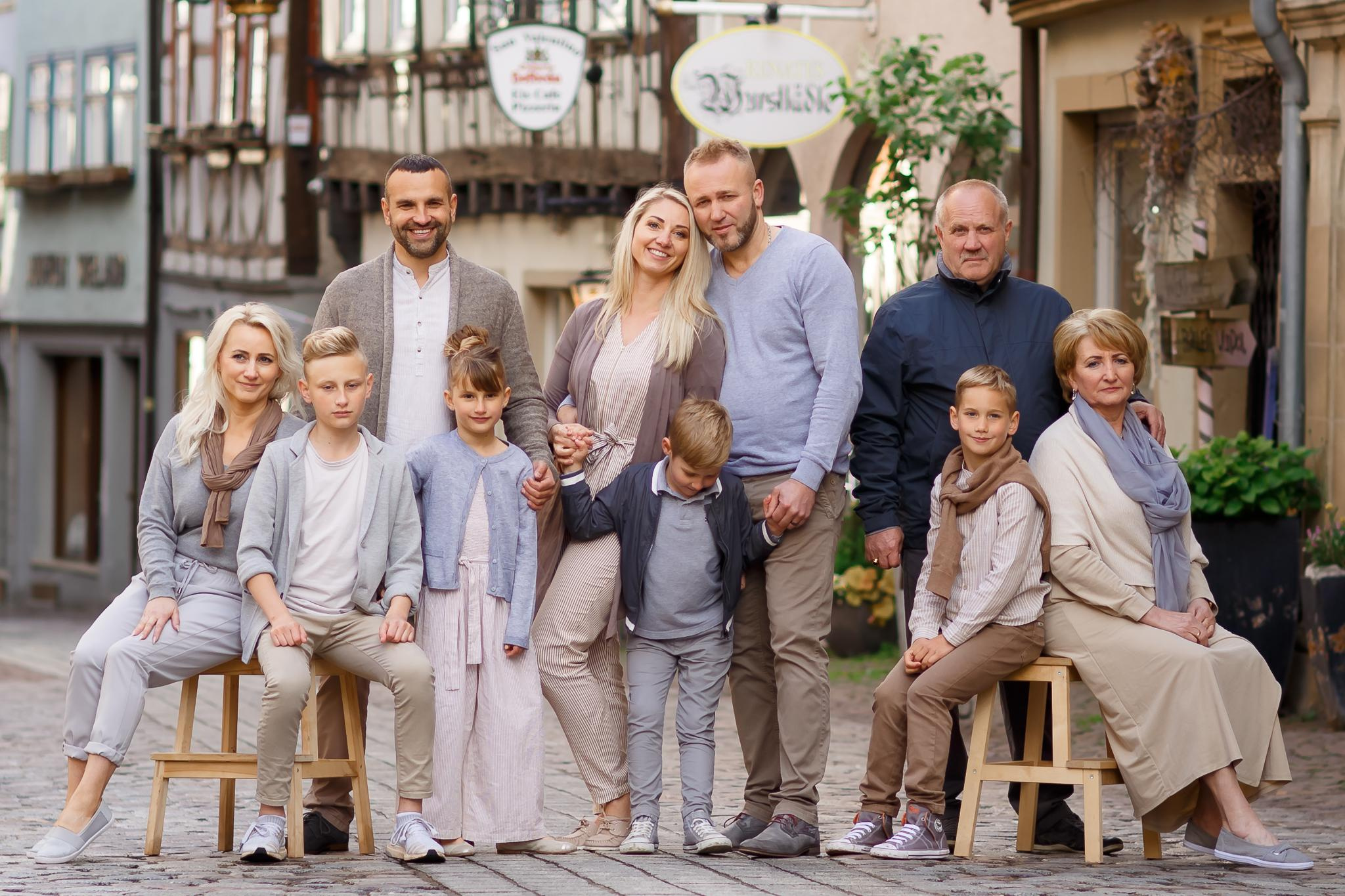 Alt- Studioaufnahme einer glücklichen Familie – Fotografin Olena Reichel