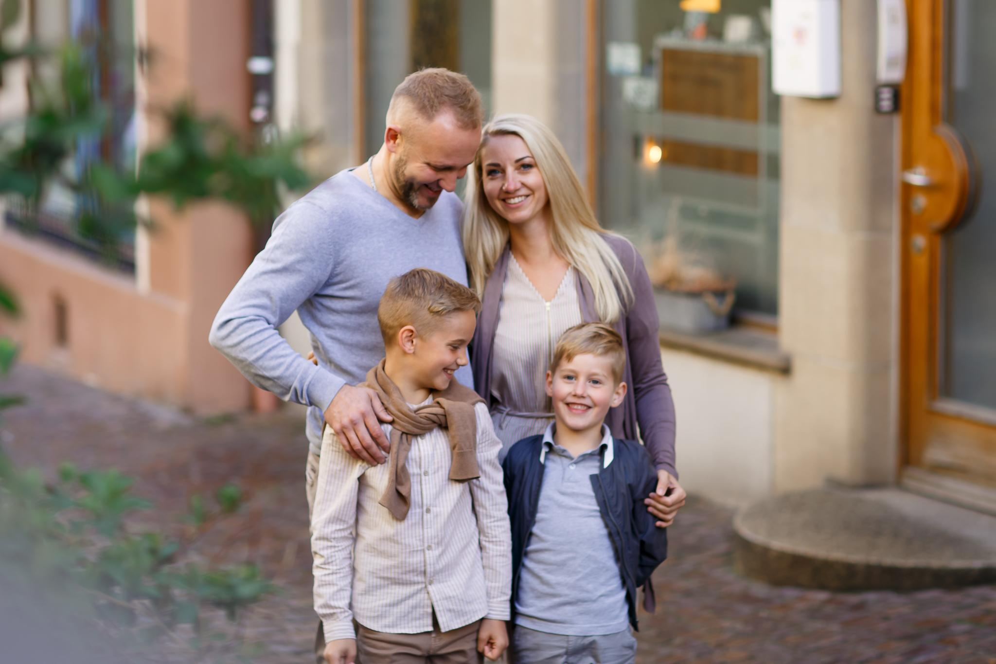 Alt- Studioaufnahme einer glücklichen Familie – Fotografin Olena Reichel