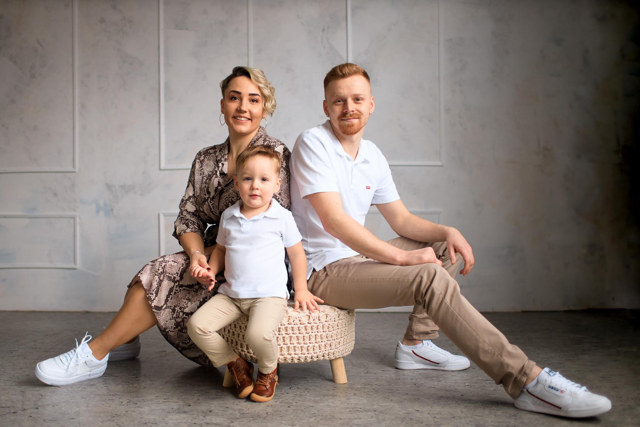 Alt- Studioaufnahme einer glücklichen Familie – Fotografin Olena Reichel