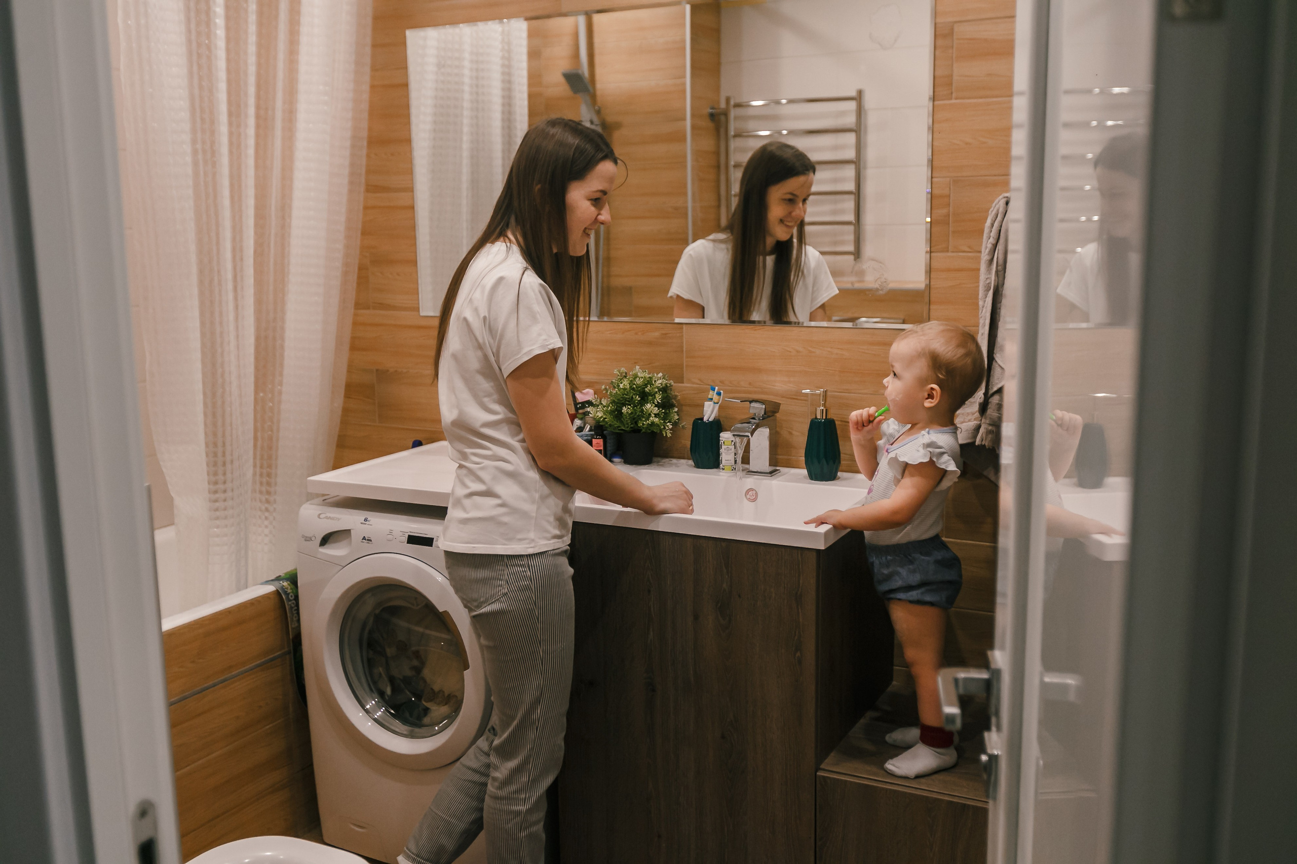 Mamá, papá e hija preparando juntos el desayuno en casa. Fotógrafo de retrato, familia y reportajes en Valencia | España | Europa Vitalii Lumier