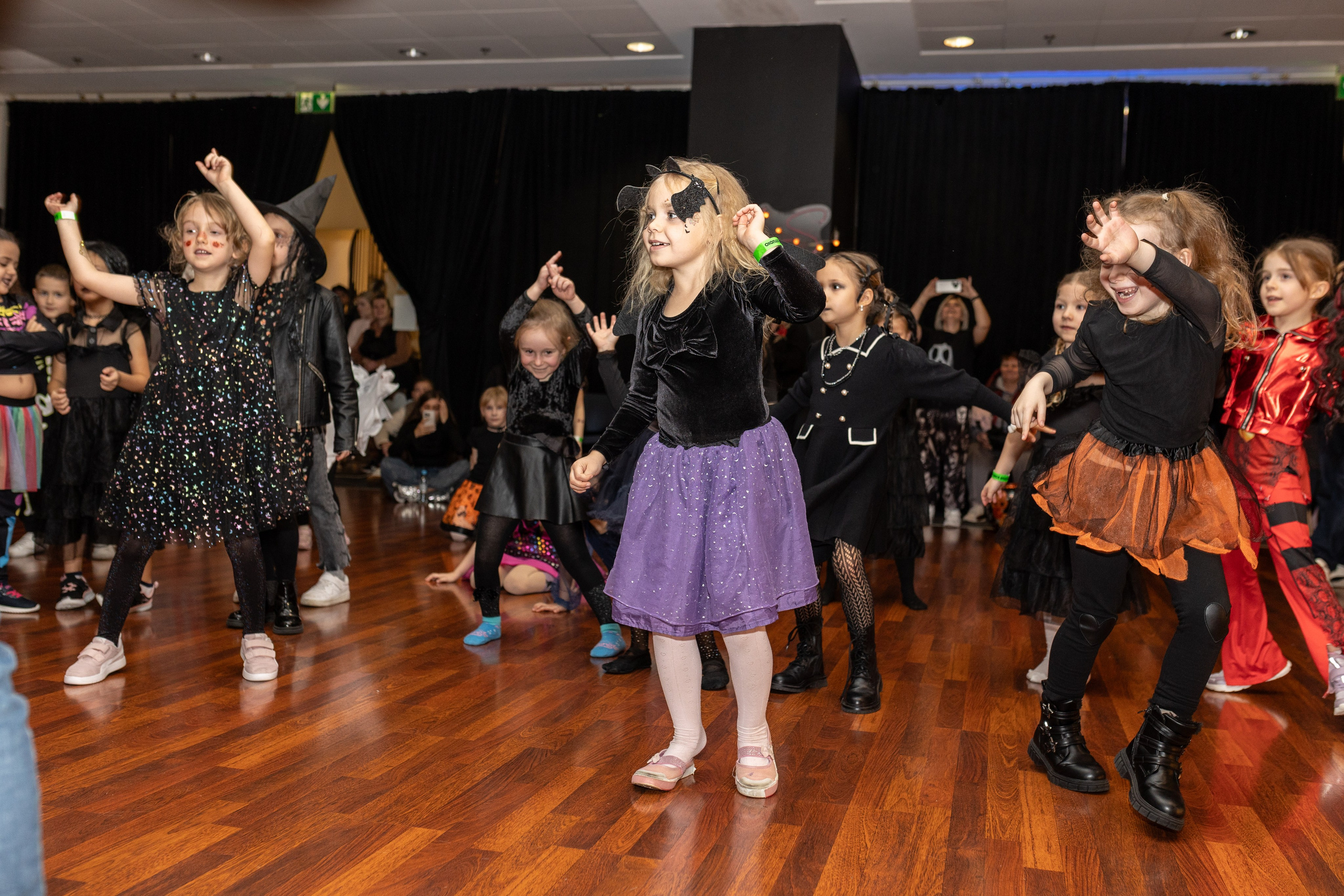 Leo dance studio Helloween 2025. Семейный и детский фотограф в Варшаве Мила Бобровская