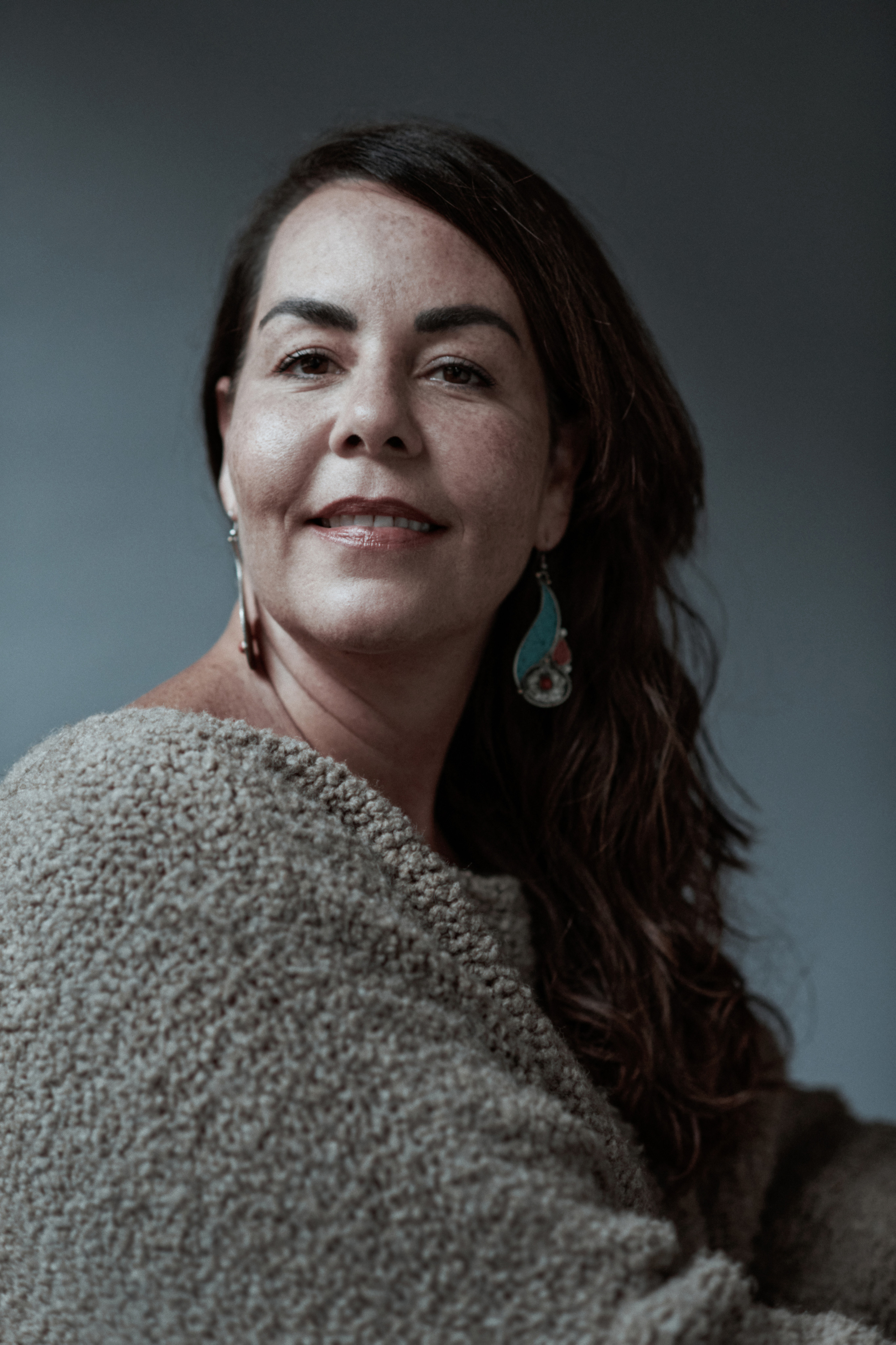 Een fotoshoot van een vrouwelijke headshot voor Netflix, kunstig gestyled door de getalenteerde portretfotografe Victoria Ushkanova