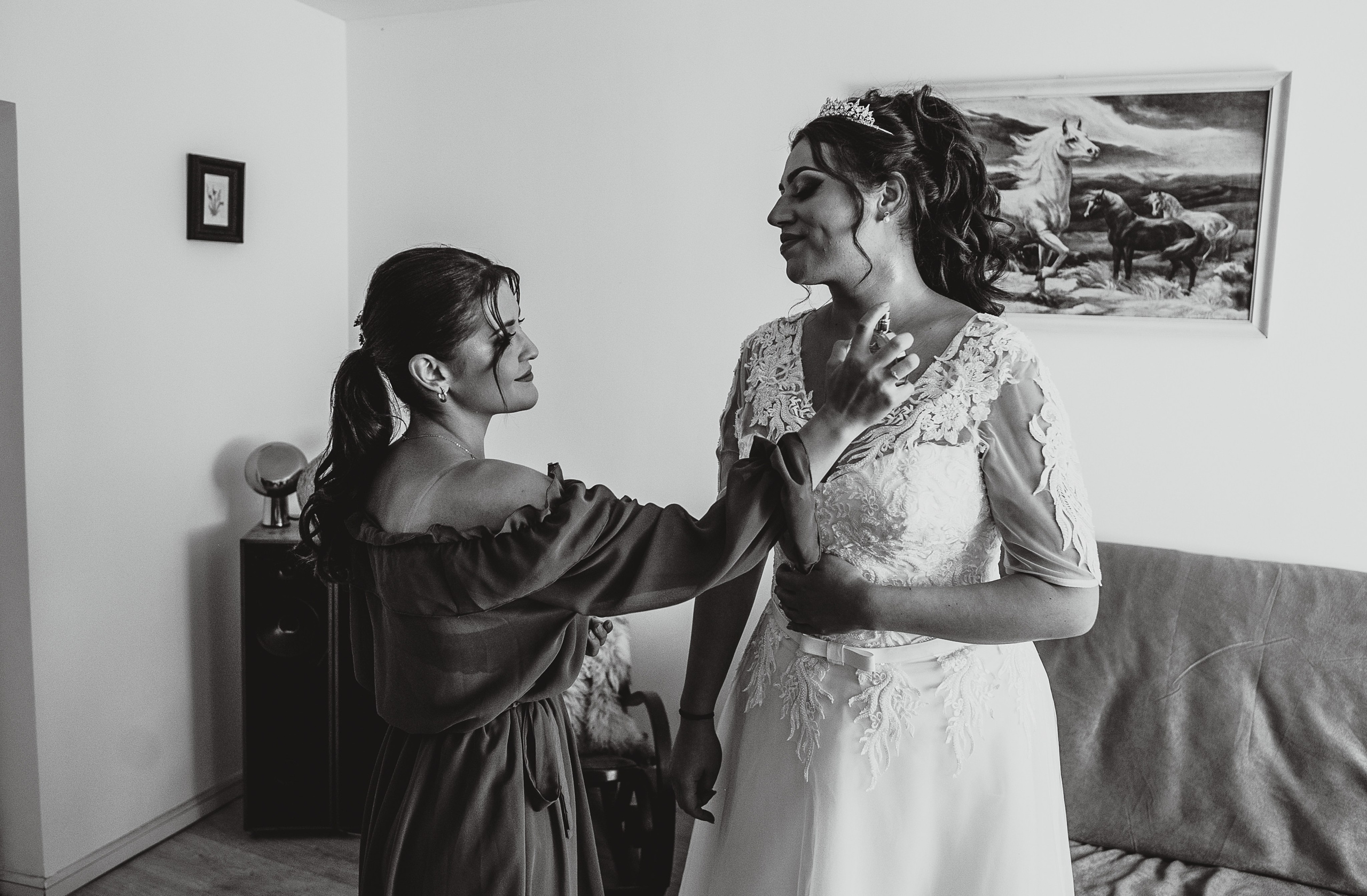 Fotograf profesionist de nuntă. Cu o abordare creativă și tehnici unice, spunem povestea voastră prin imagini pline de iubire și naturalețe. Descoperă arta fotografiei de nuntă . Fotograf Iasi, fotograf de nunta Suceava. Fotografii de nuntă. Pachet fotografii de nuntă. Fotograf Iasi, fotograf Suceava, fotograf Botosani, fotograf Romania. Servicii foto nuntă. Servicii foto-video.