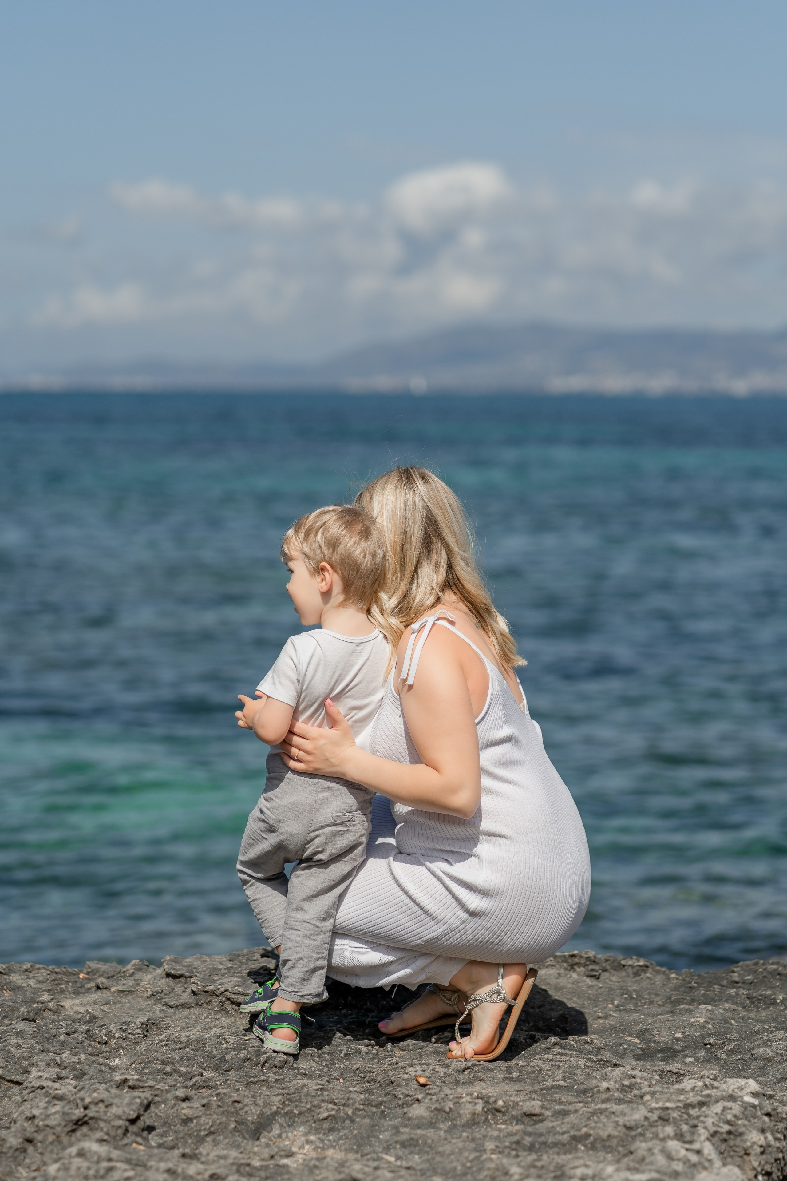Babybauch-Shooting am Meer auf Mallorca mit Familie. Deine Fotografin auf Mallorca für Familien und Business