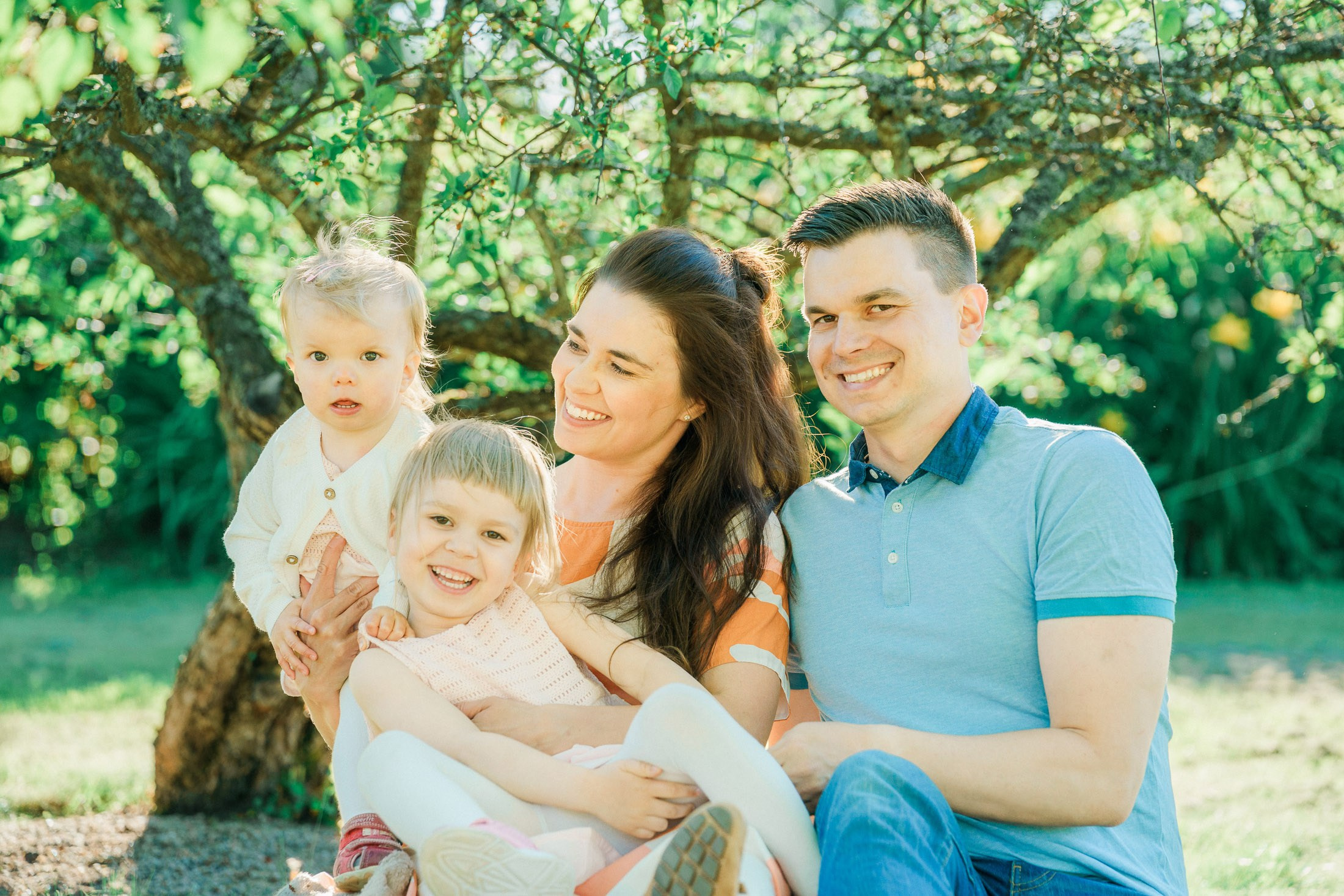 Perhekuvaus puistossa Espoossa