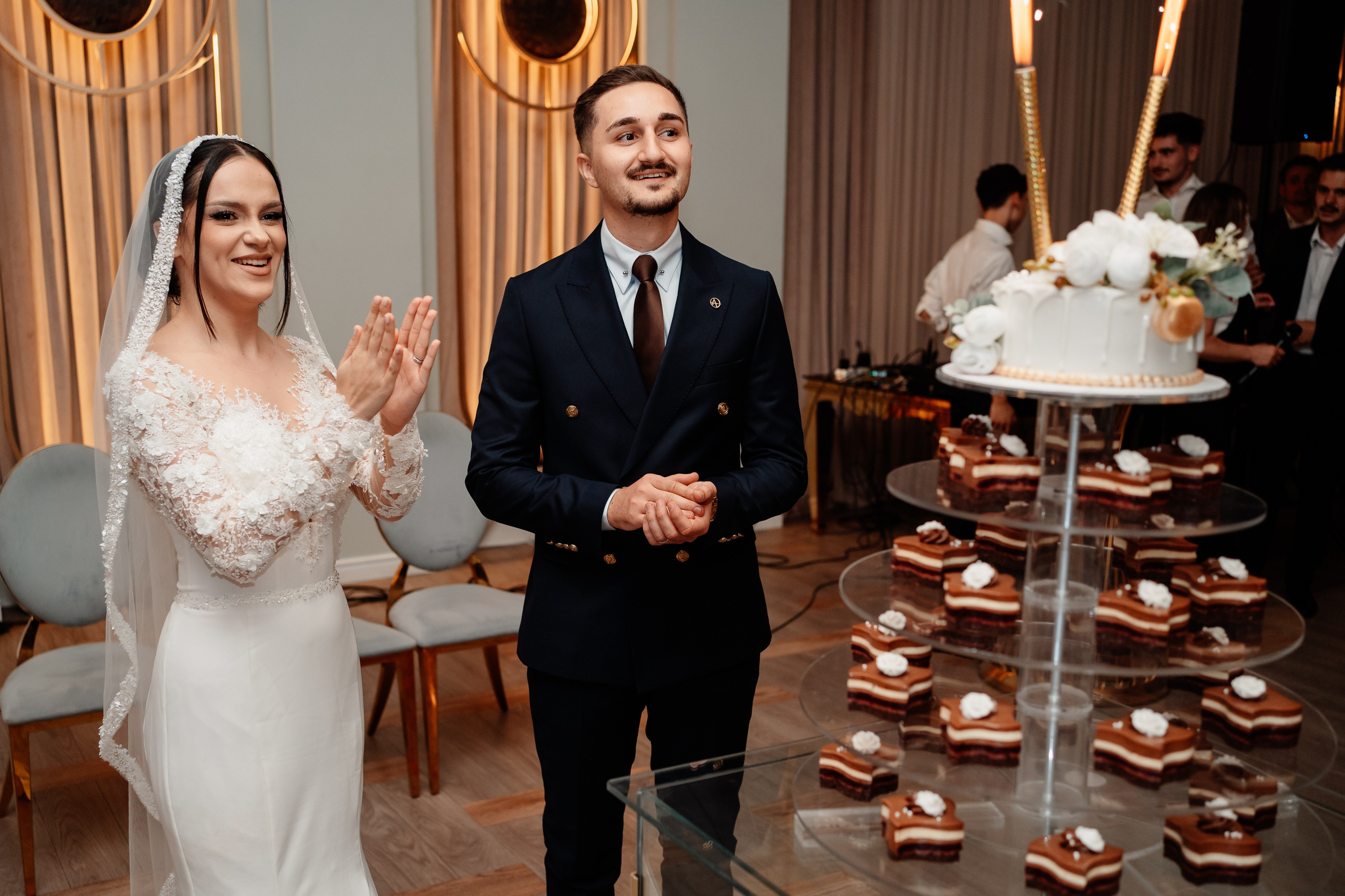 Moment emoționant între miri în ziua nunții, surprins într-un cadru natural și romantic, la Reina Events. Fotografie de nuntă profesională, editată artistic pentru a evidenția emoția și eleganța evenimentului.