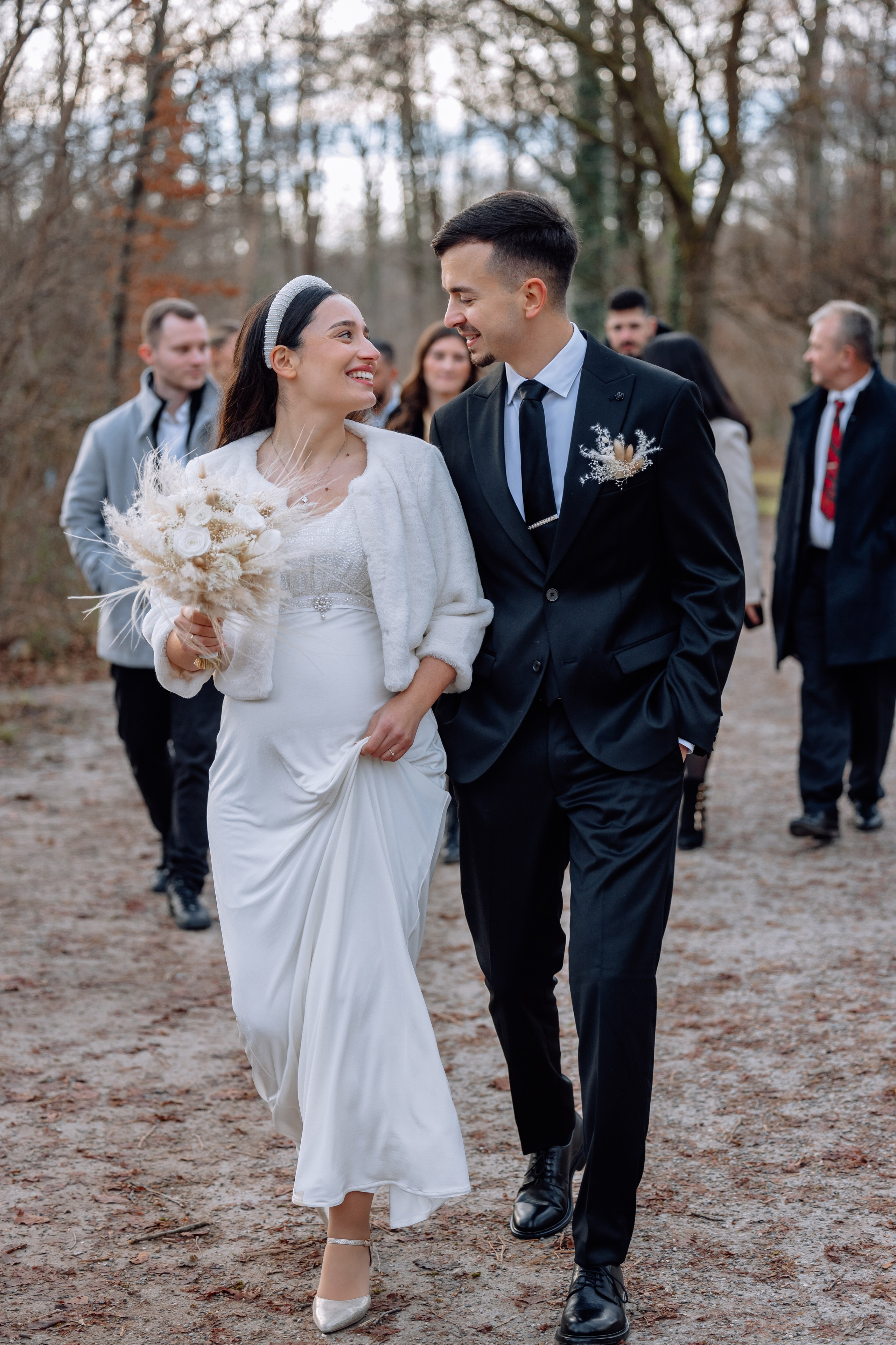 Paar umarmt sich – Blickkontakt voller Liebe Standesamt Schwabing