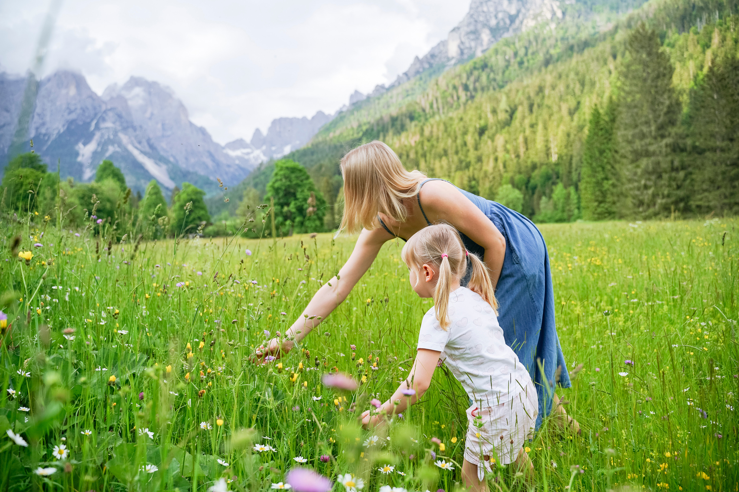 Margarita and Andrei with daughters. Nina Janeckova Photographer and Videographer in Bodensee Ravensburg
