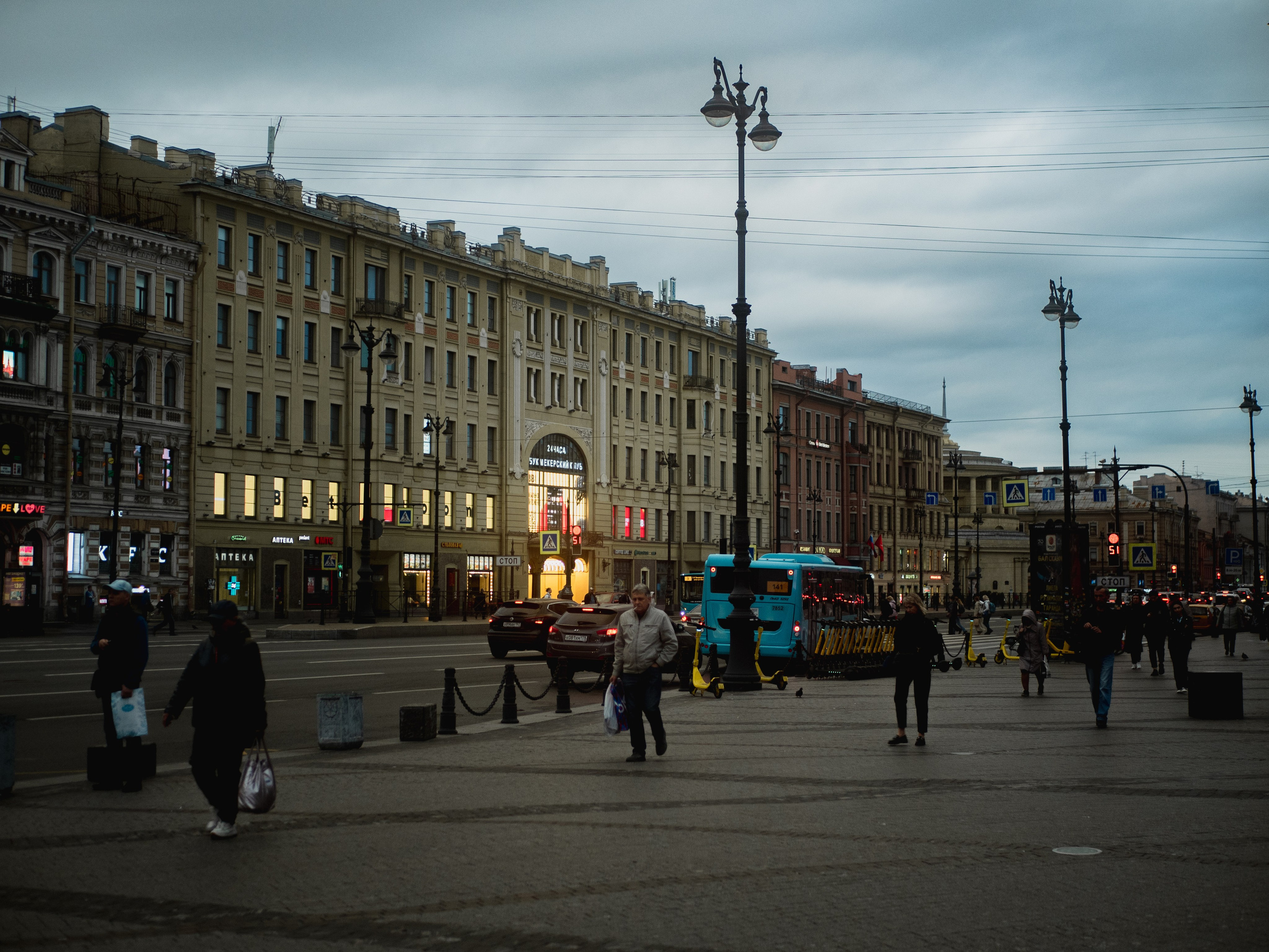 Saint-Petersbourg. Photographe sur Cote d’Azur. Portraits de familles, couples, enfants, événements