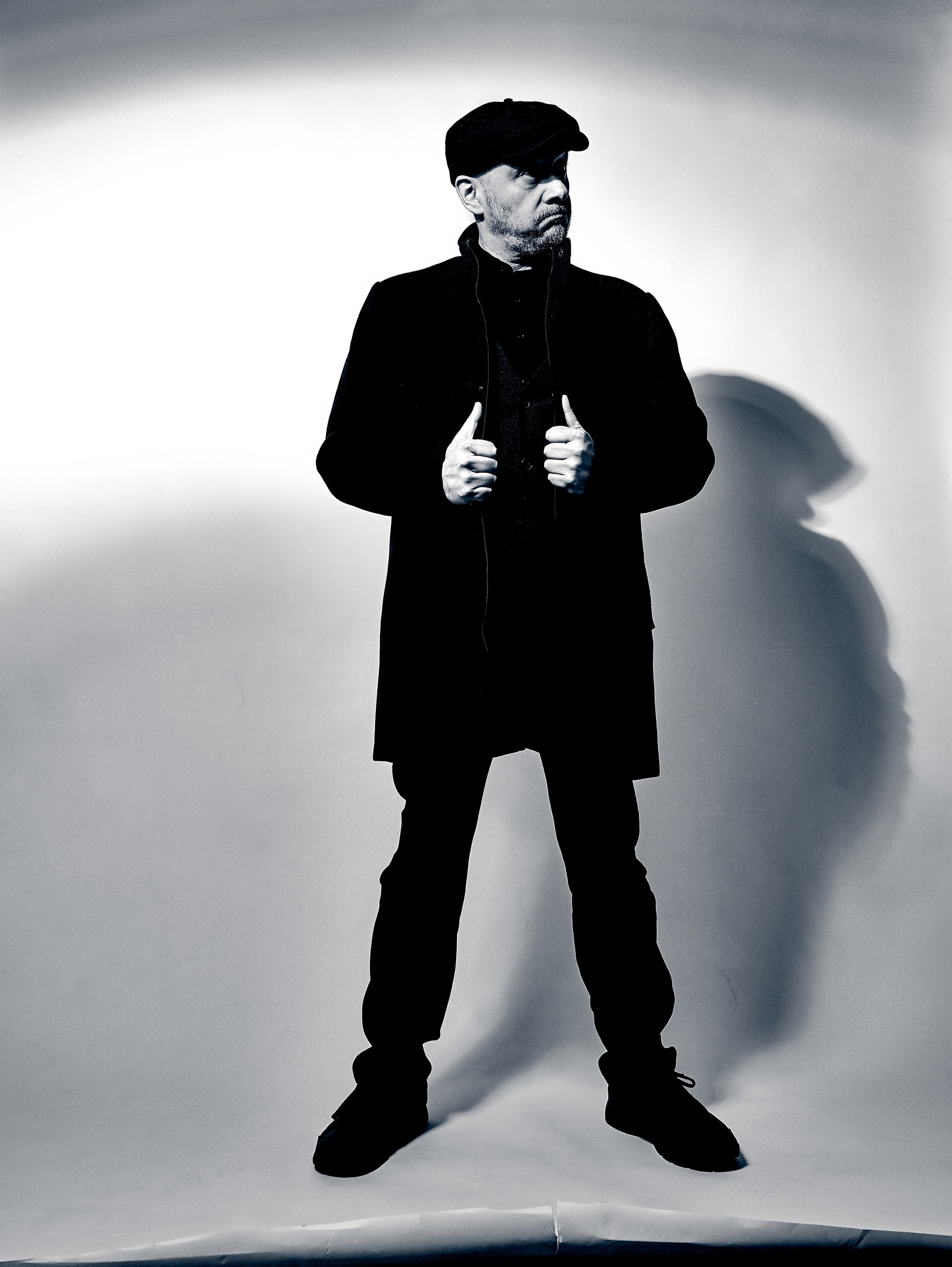 Portretowy fotograf Andriej Szypiłow - Spojrzenie na Kumpla w stylu Noir. Każdy z nas ma swoją ciemną stronę… Portret czarno-biały. BW. Black and White Portrait.