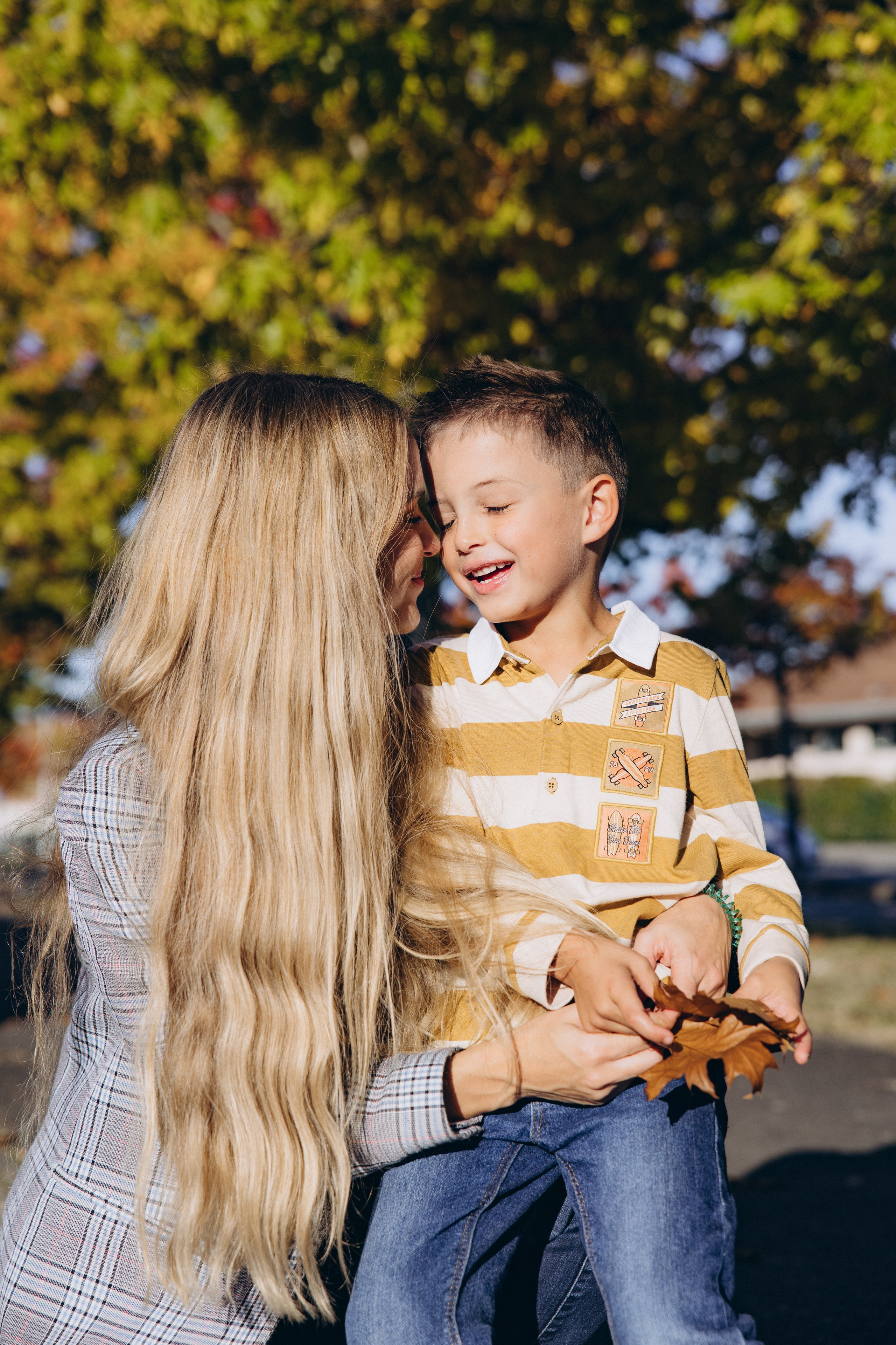 Autumn mother-son family photoshoot in Toulouse. Eugenie Smirnova — wedding, corporate and lifestyle photographer in Toulouse and Southwest France