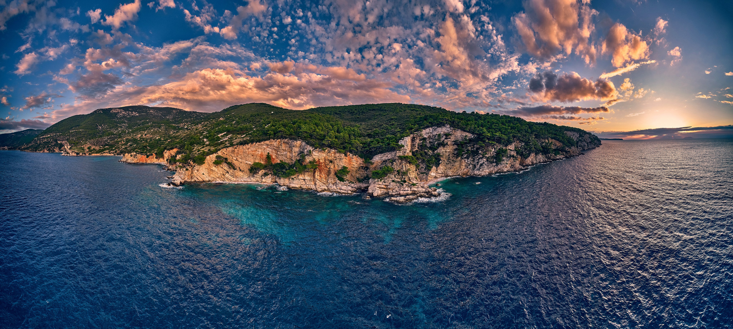 Andriej Szypiłow - fotografia i wideografia - Widok z lotu ptaka na zachód słońca w Komiży - na zachodnim brzegu pięknej i malowniczej wyspy Vis