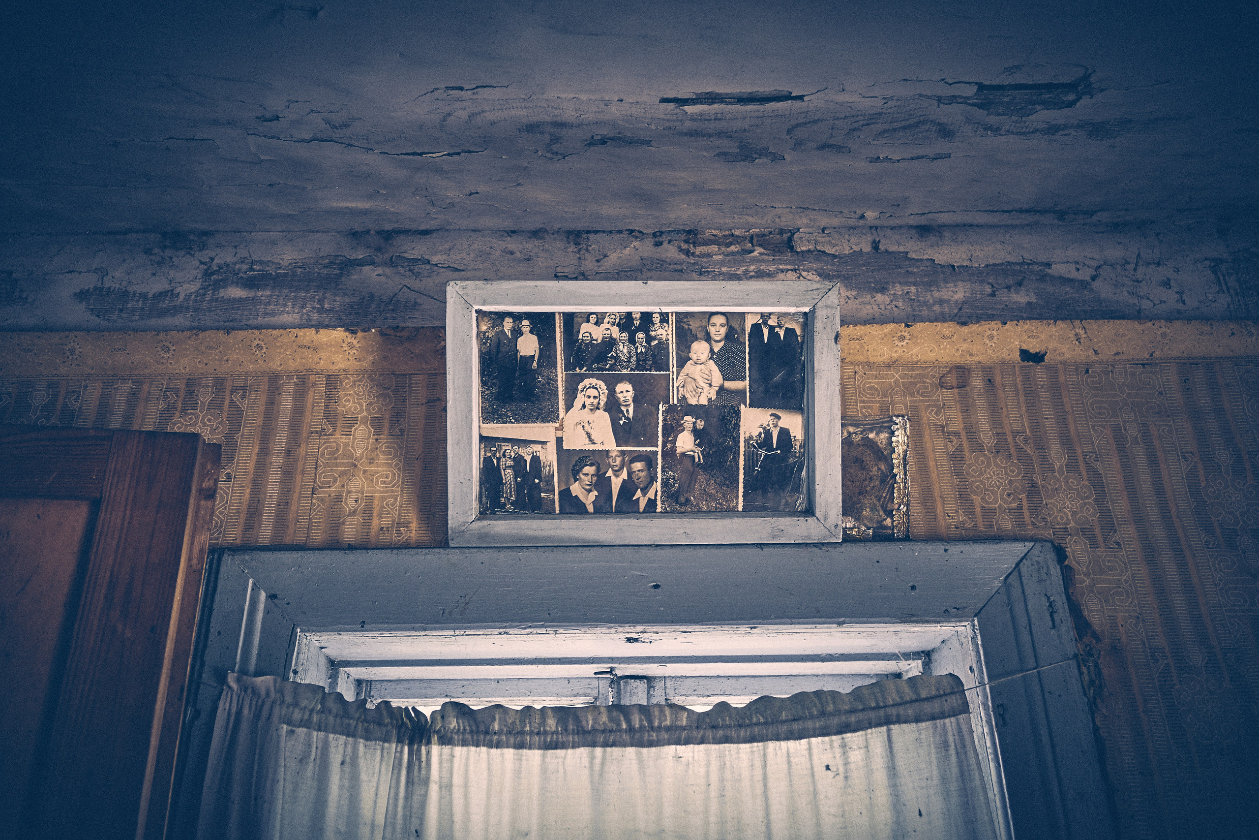 Andriej Szypiłow - Fotograf i Wideograf - Reportaż artystyczny - wizyta rodzinna in the middle of nowhere. Zabita dechami wieś na granicy Białorusi i Polski.