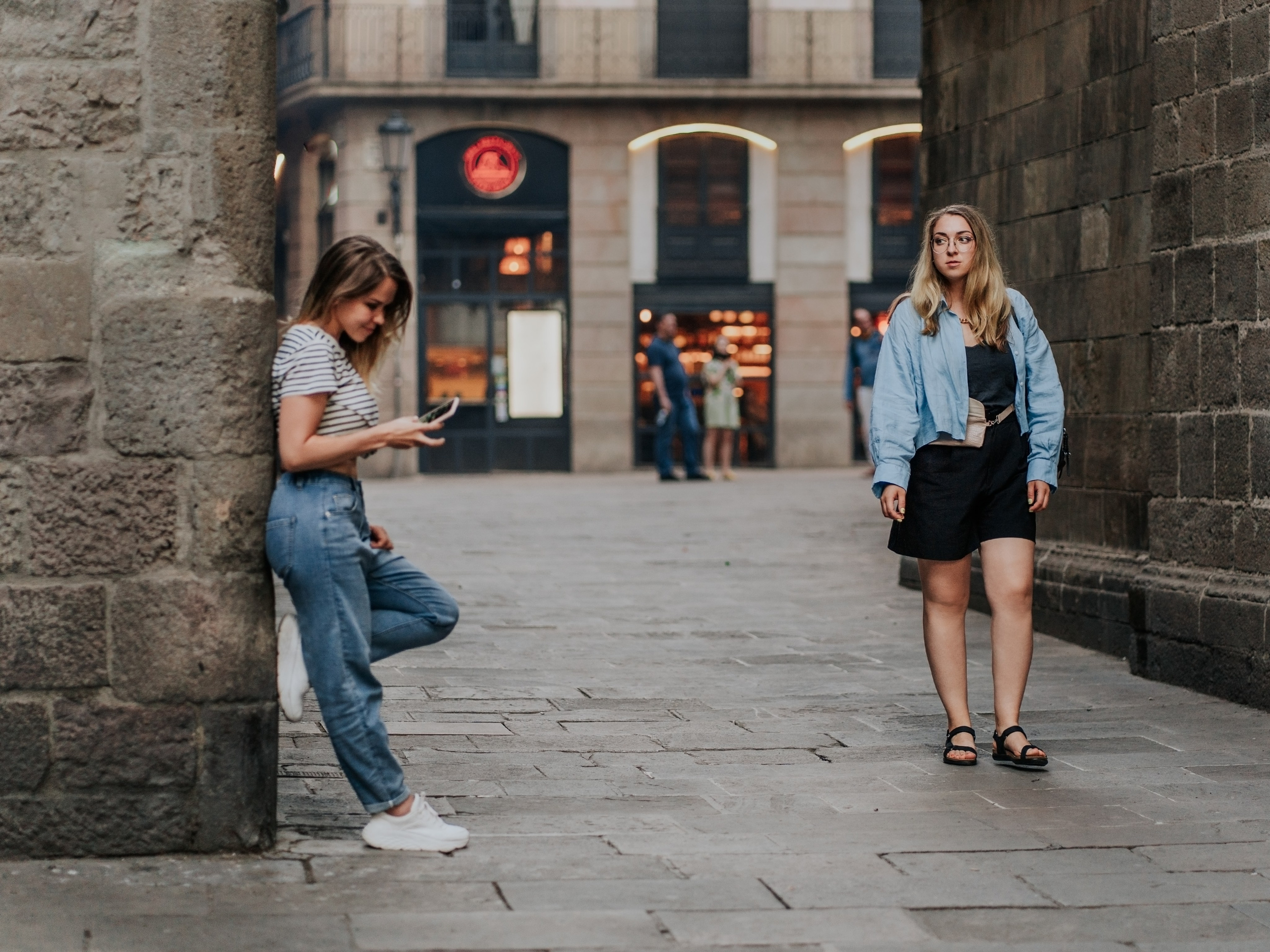 Tourist photoshoot for friends. DiaFoto — Wow Photographer in Barcelona | Premium Barcelona Photoshoot Experience