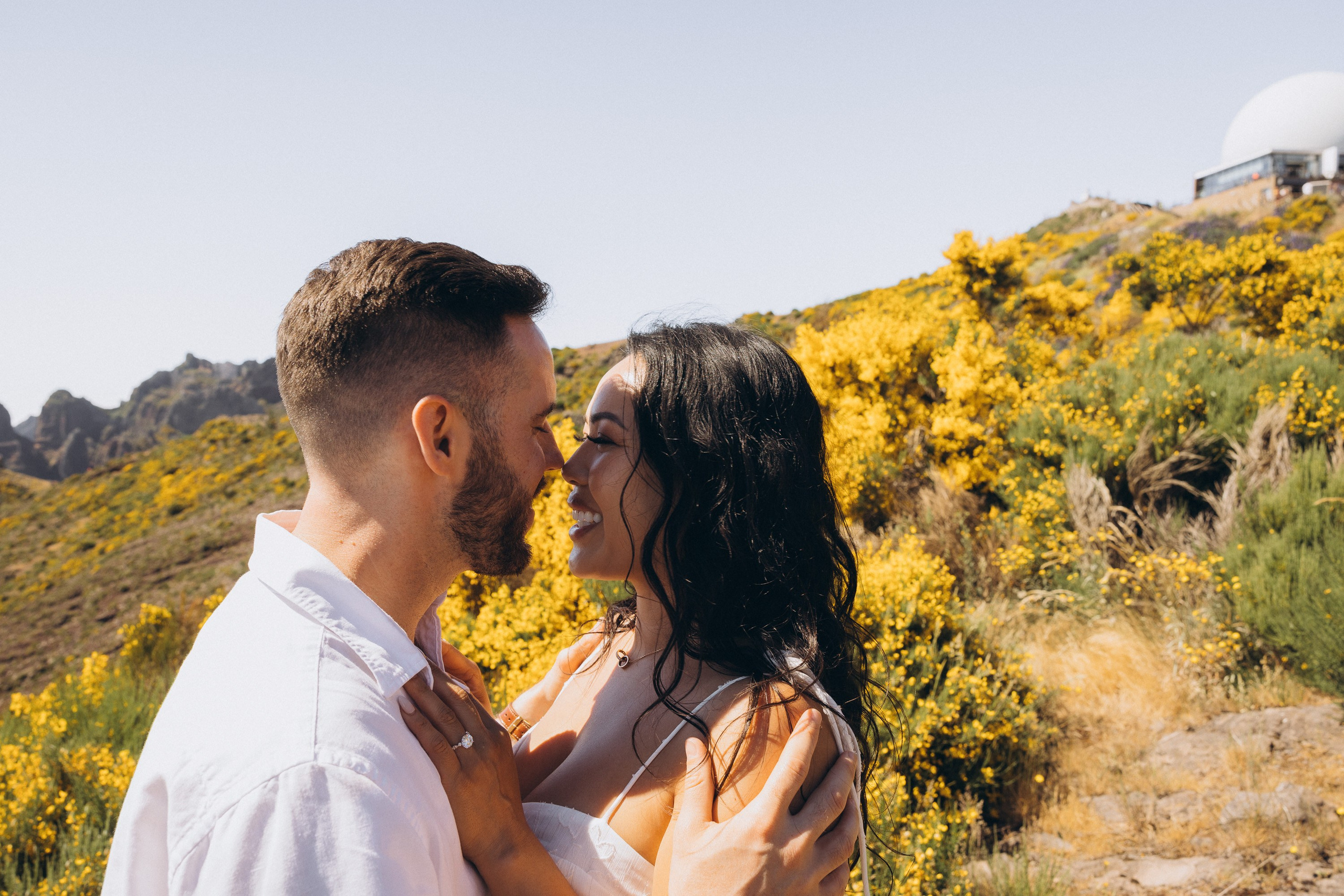 Proposal at Pico do Arieiro, Madeira – romantic engagement with breathtaking mountain views, capturing intimate moments in nature.