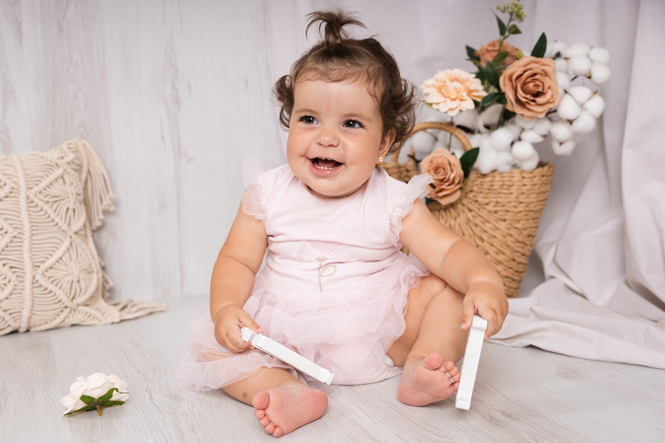 Smash cake focení — první narozeniny plné radosti. Lifestyle a rodinná fotografka v Pisku Oxana Telupilova