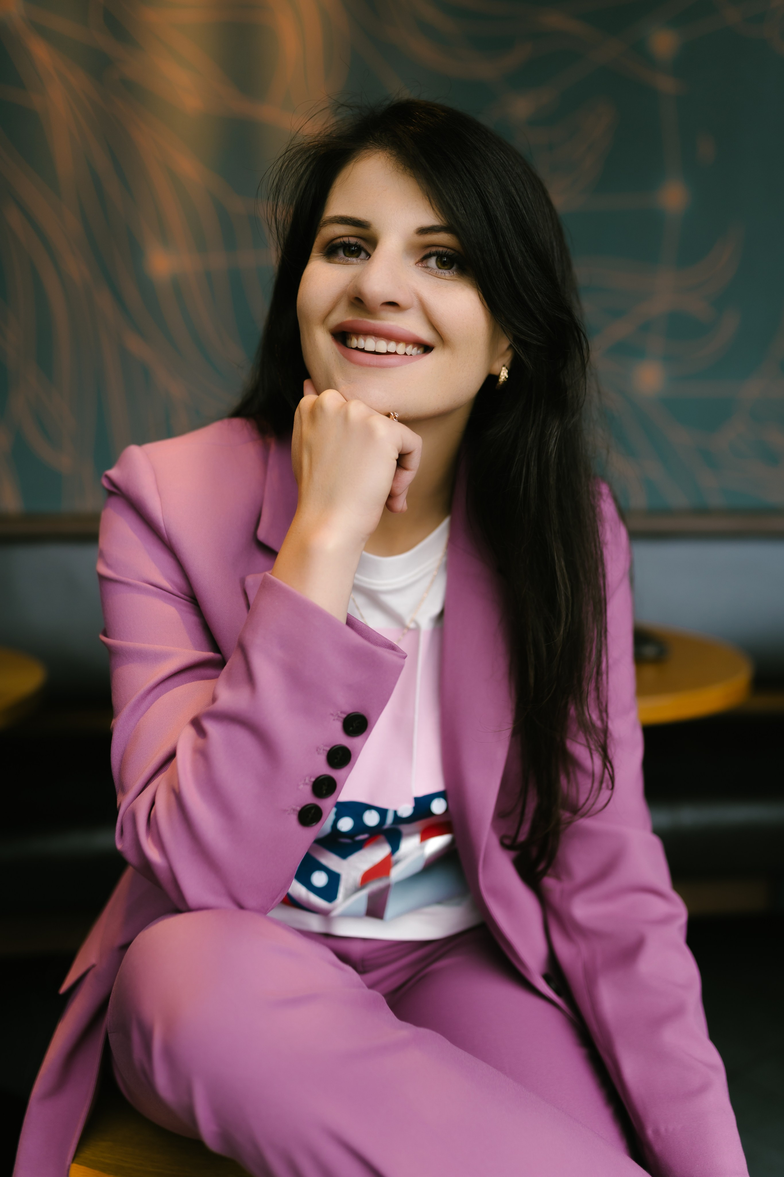 Coaching-Porträt einer Frau, die mit klarer Zielorientierung und positiver Ausstrahlung beeindruckt