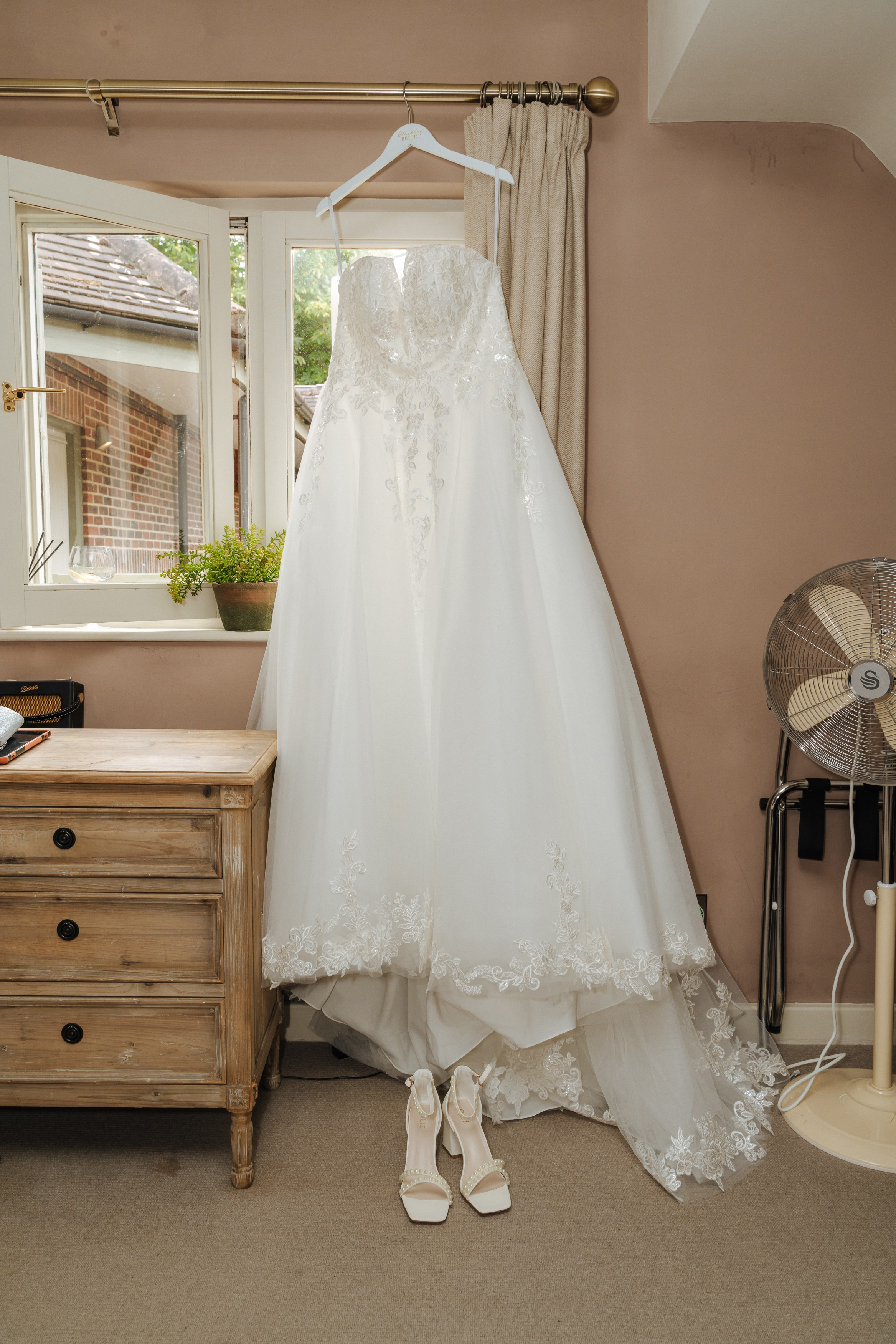 bride and bridesmaids, wedding photography in Reading