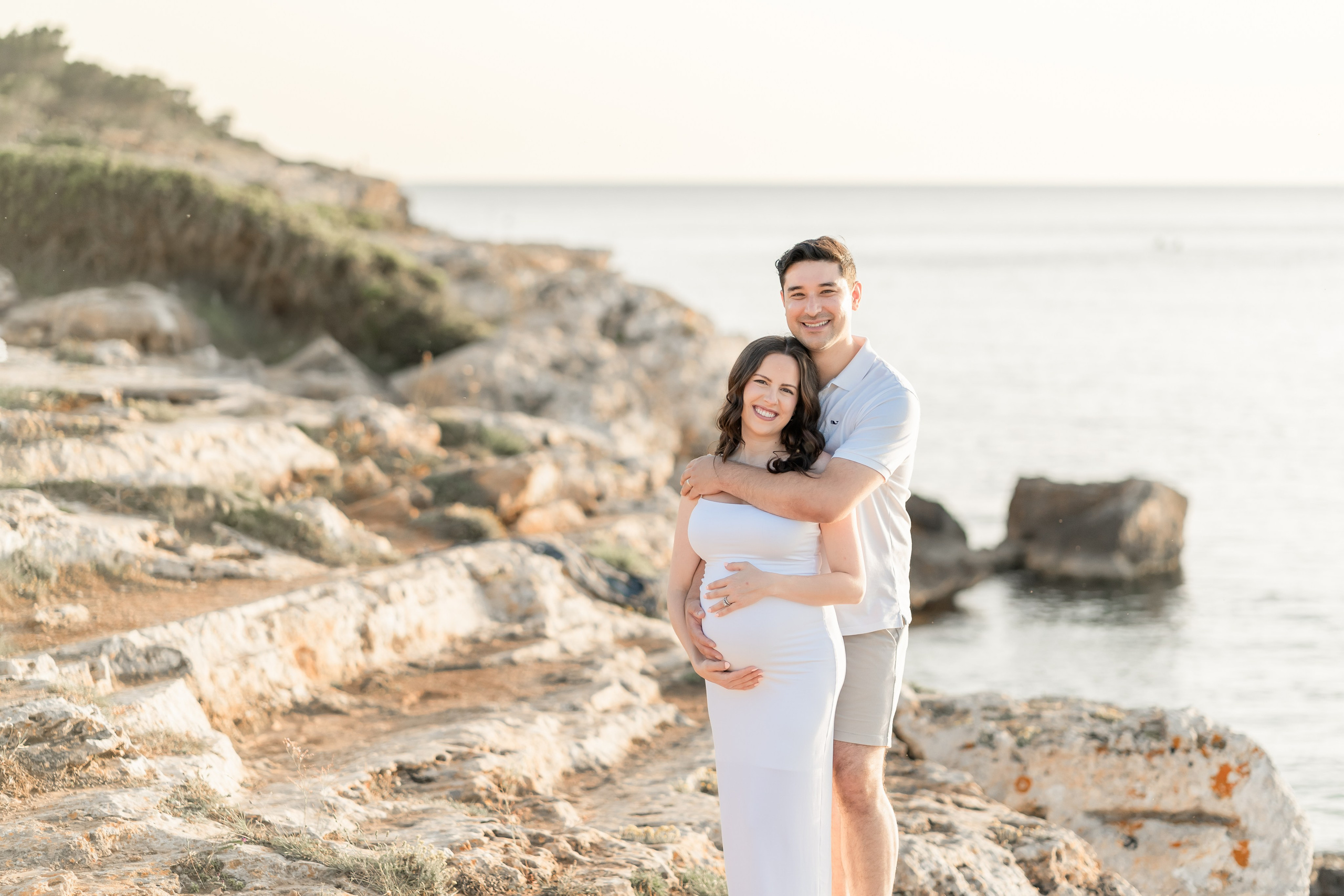 Maternity Photoshoot by the Sea in Mallorca – Natural & Timeless Moments. Deine Fotografin auf Mallorca für Familien und Business
