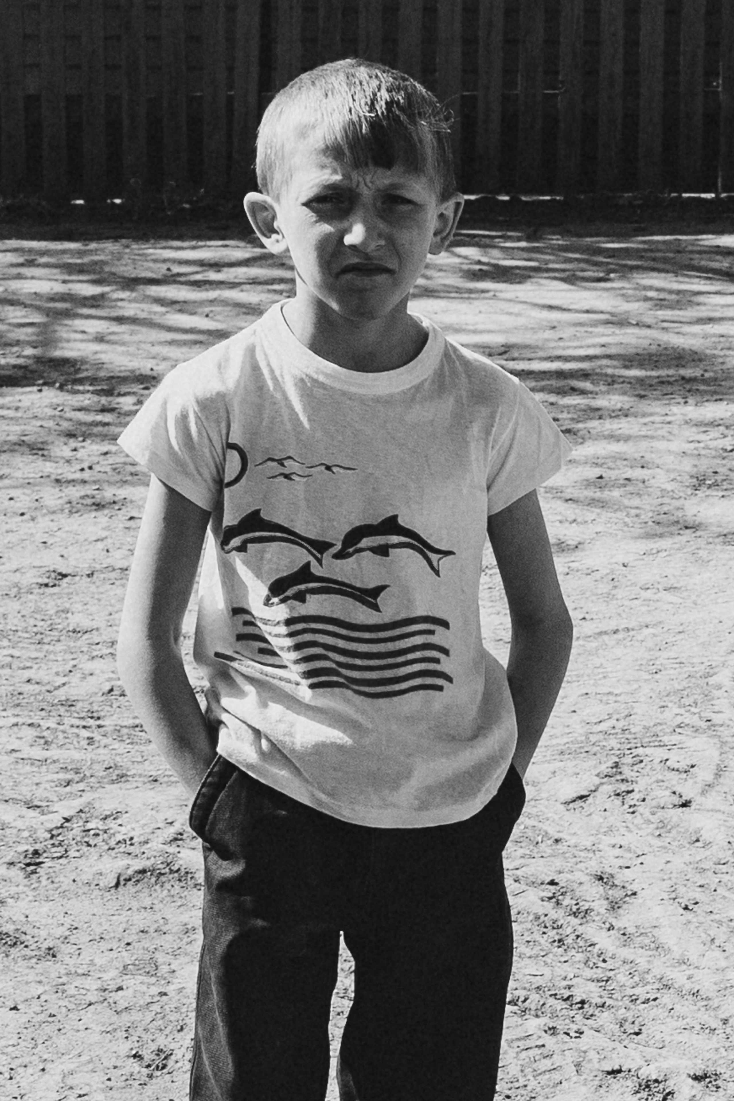 чёрно-белая социальная документальная фотография портрет  бедность мальчик руки в карманах Фотограф в Ирландии