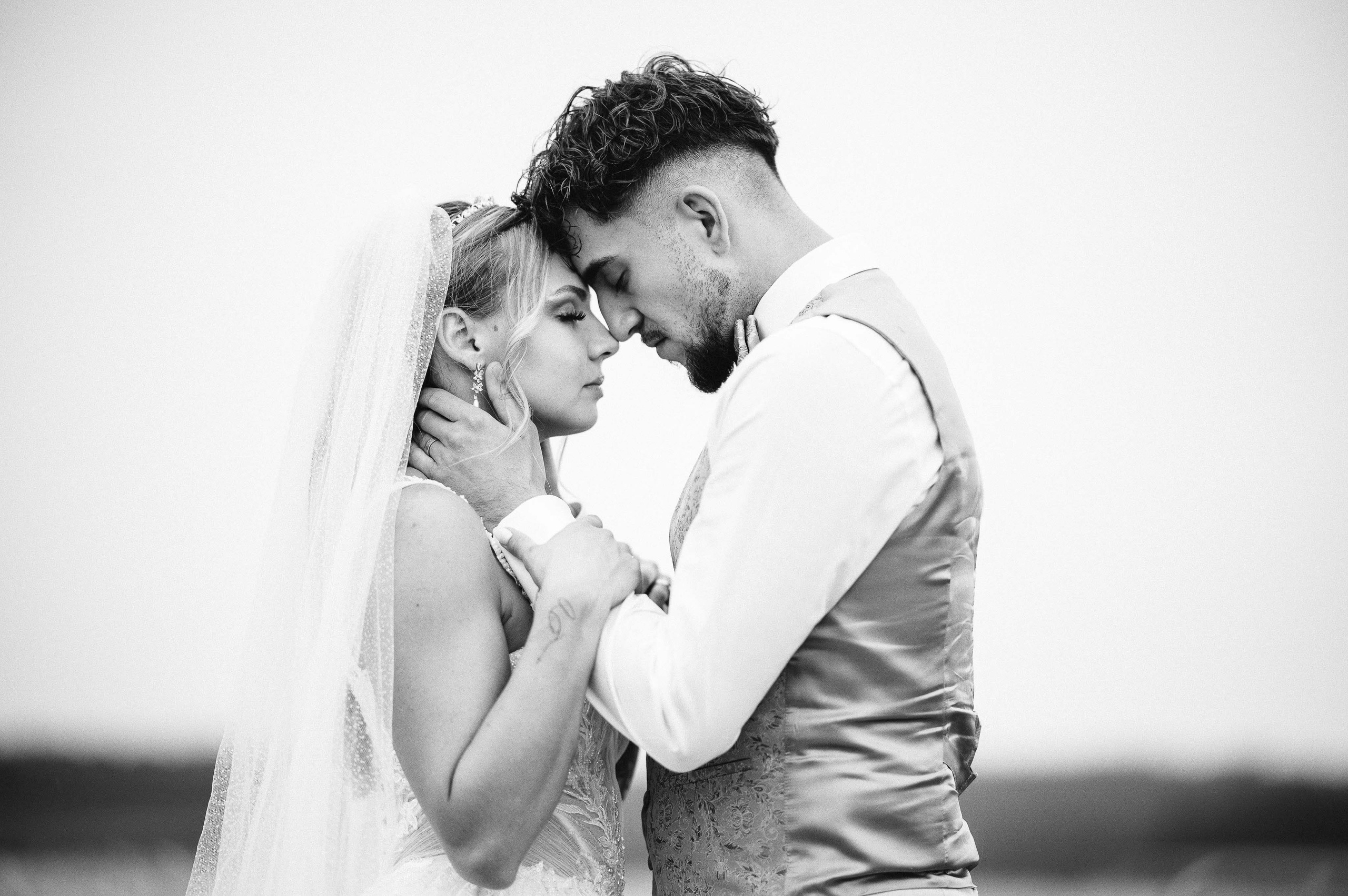 Brautpaar intime Umarmung und Zärtlichkeit, emotionale Fine Art Hochzeitsfotos.