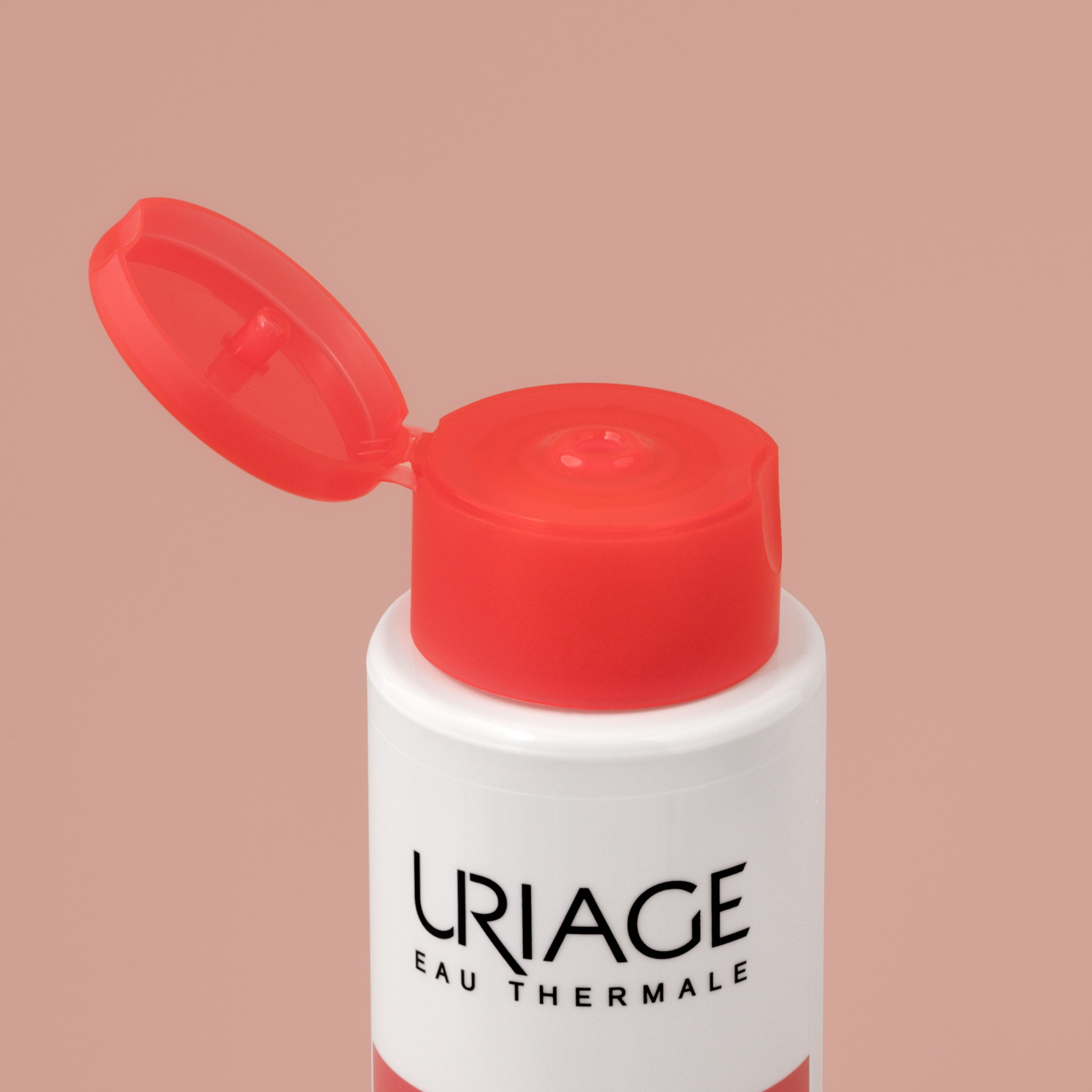 close up de démaquillant sur le fond uni colorée