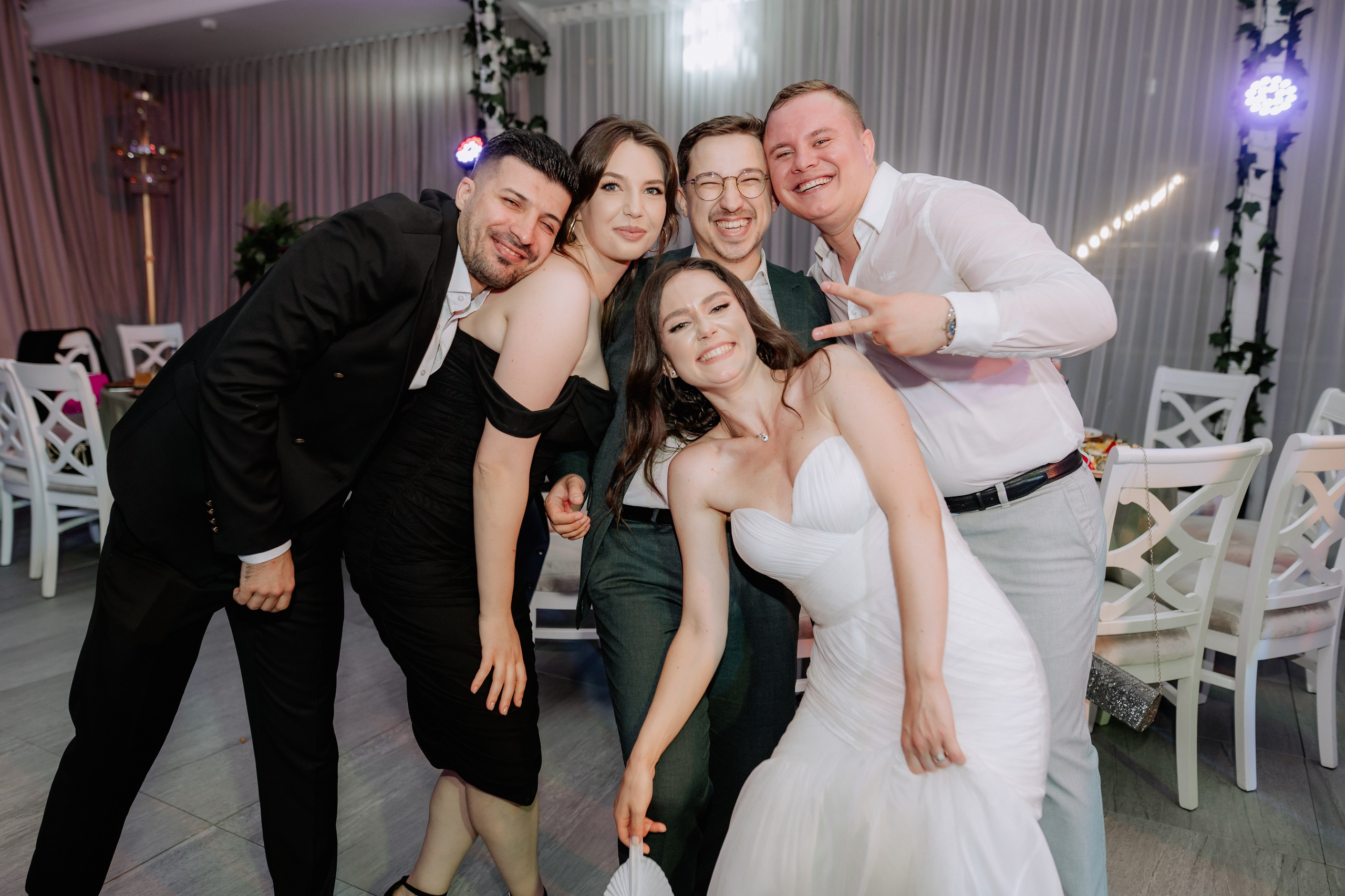 Cununie civila in aer liber , artificii de zi colorate , decor nunta , nunta la Hotel Traian. Proud Vision Weddings | Wedding Photography & Film — Servicii profesionale Foto Video Nunta Iasi