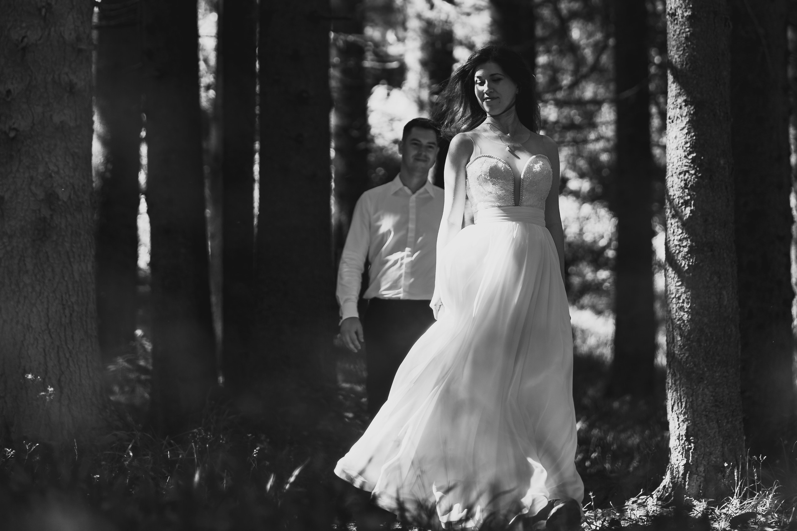 Moment emoționant între miri în ziua nunții, surprins într-un cadru natural și romantic, la Lacul Bolboci. Fotografie de nuntă profesională, editată artistic pentru a evidenția emoția și eleganța evenimentului.