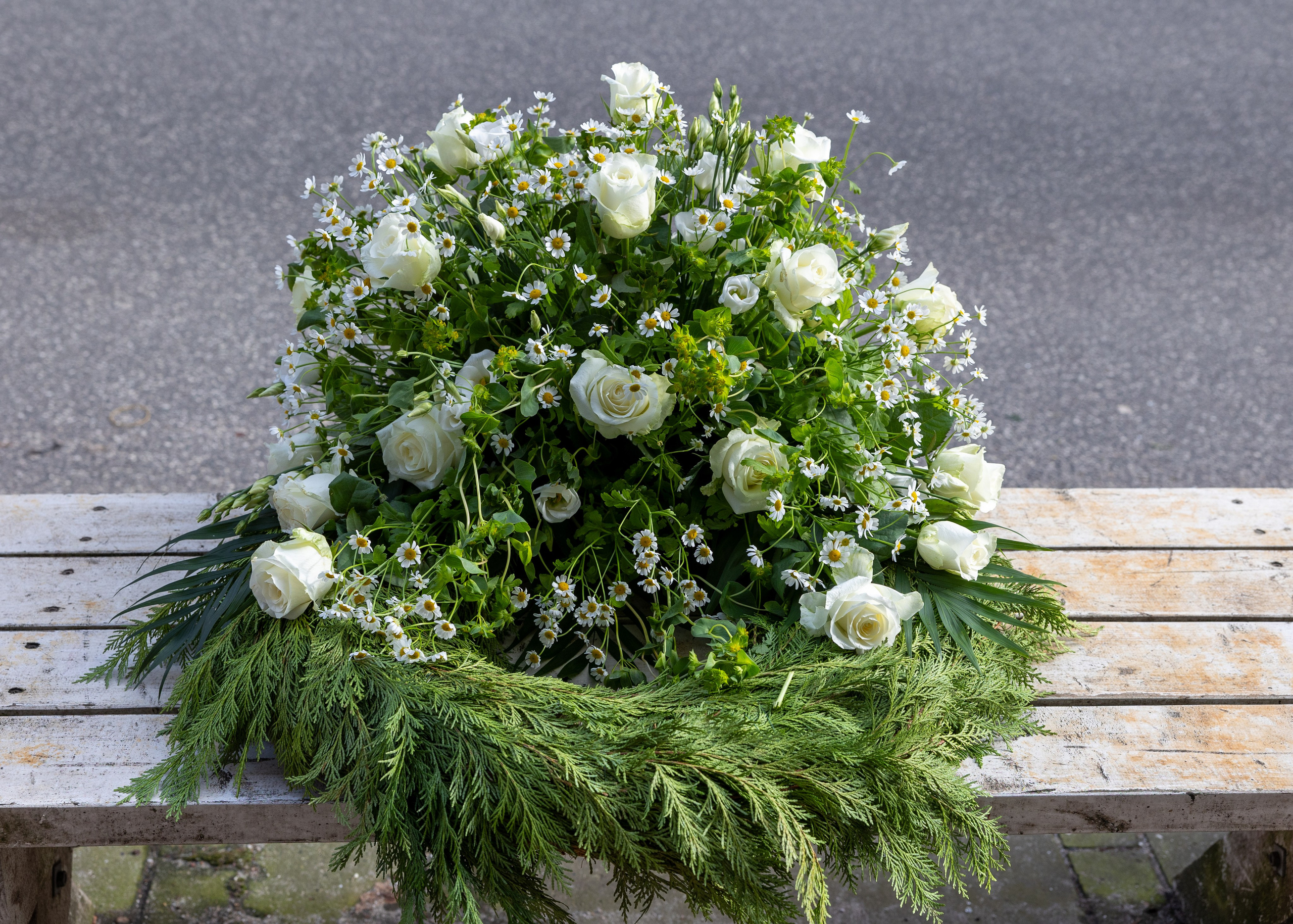 Opdag vores imponerende udvalg af begravelseskranser, herunder vores smukke Dekorative Kranse. En tidløs klassiker til den sidste afsked. Vi bruger sæsonens blomster i en høj og storslået dekoration, fastgjort på en smuk grøn thujakrans. Disse kranses mangfoldighed af blomster skaber en smuk scene på kirkegulvet. 