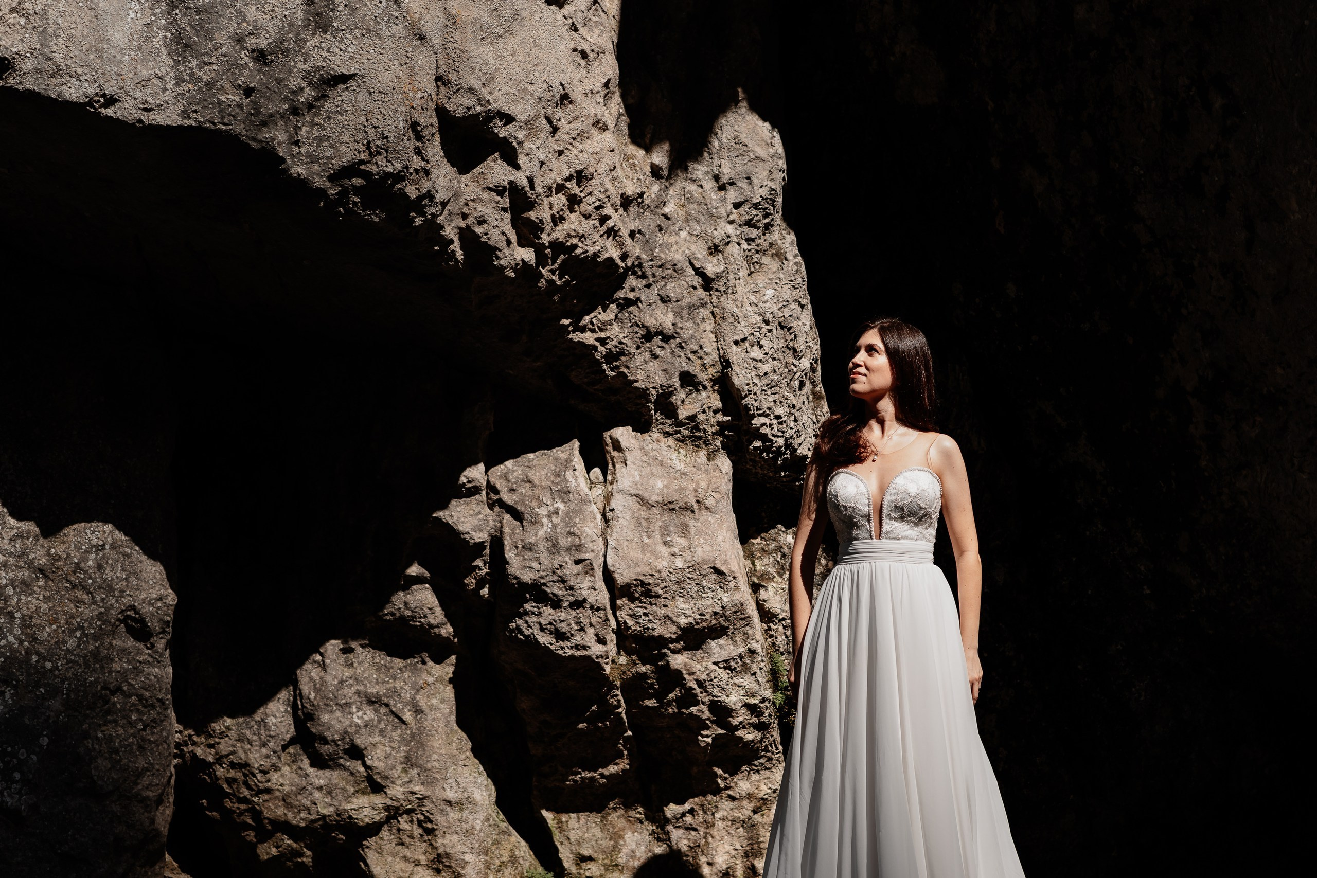 Moment emoționant între miri în ziua nunții, surprins într-un cadru natural și romantic, la Lacul Bolboci. Fotografie de nuntă profesională, editată artistic pentru a evidenția emoția și eleganța evenimentului.