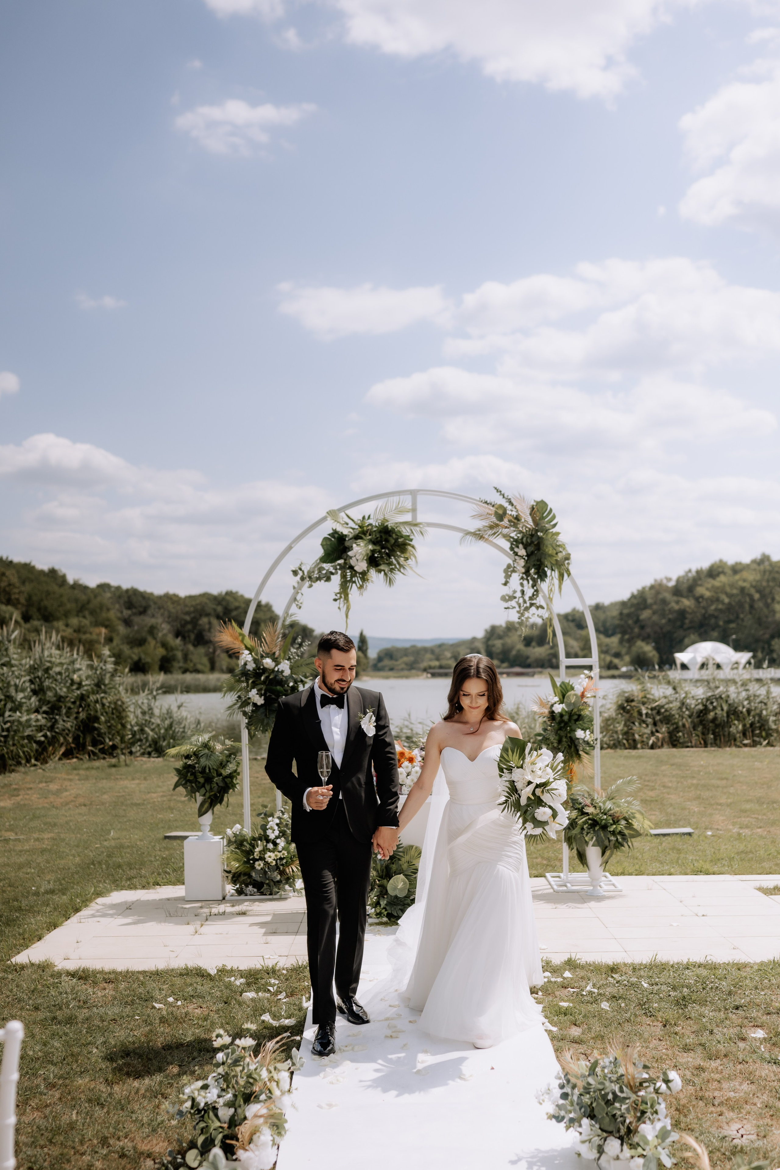 Cununie civila in aer liber , artificii de zi colorate , decor nunta , nunta la Hotel Traian. Proud Vision Weddings | Wedding Photography & Film — Servicii profesionale Foto Video Nunta Iasi