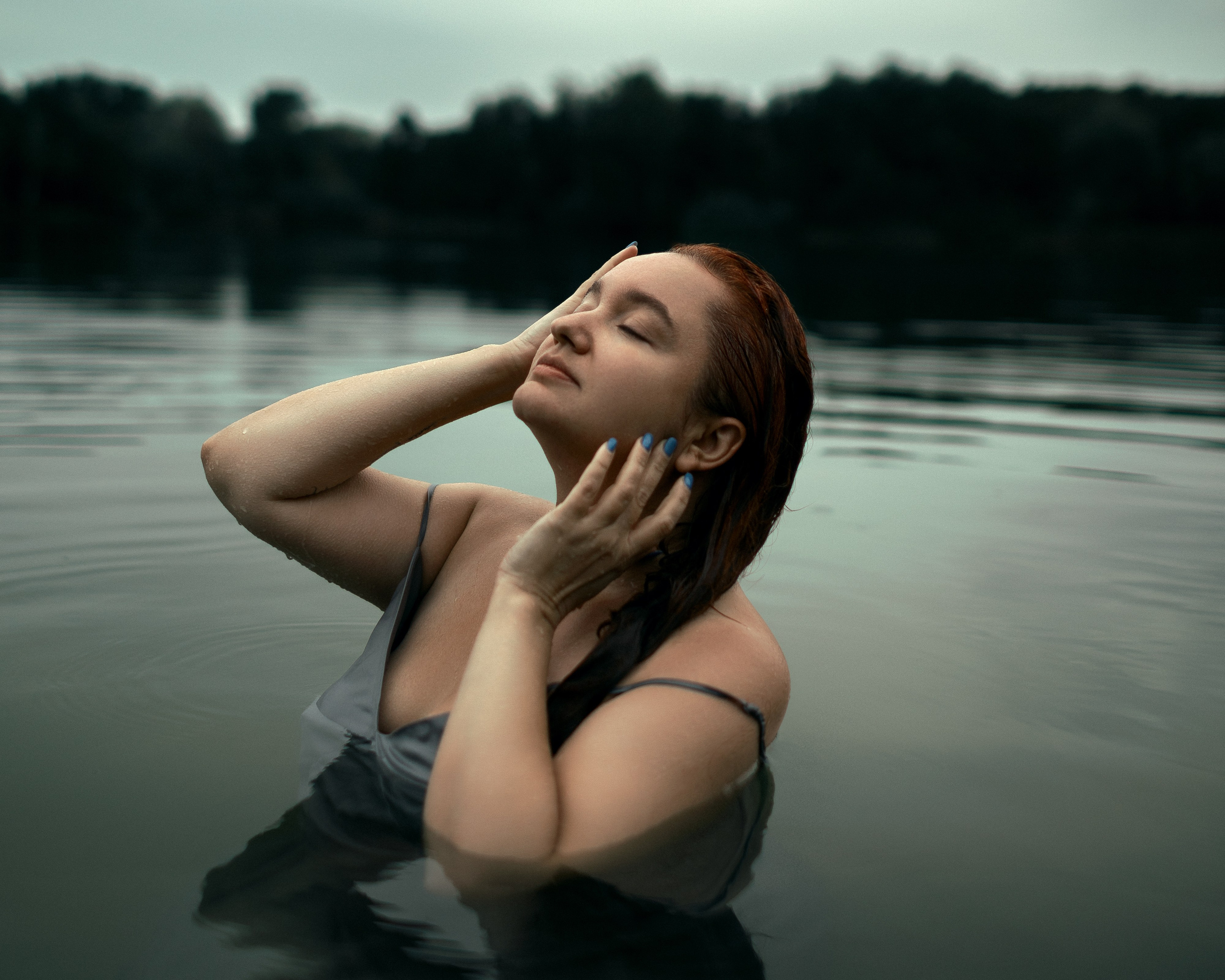 Feminines Studiofoto im Freien – Ksenia entspannt im See