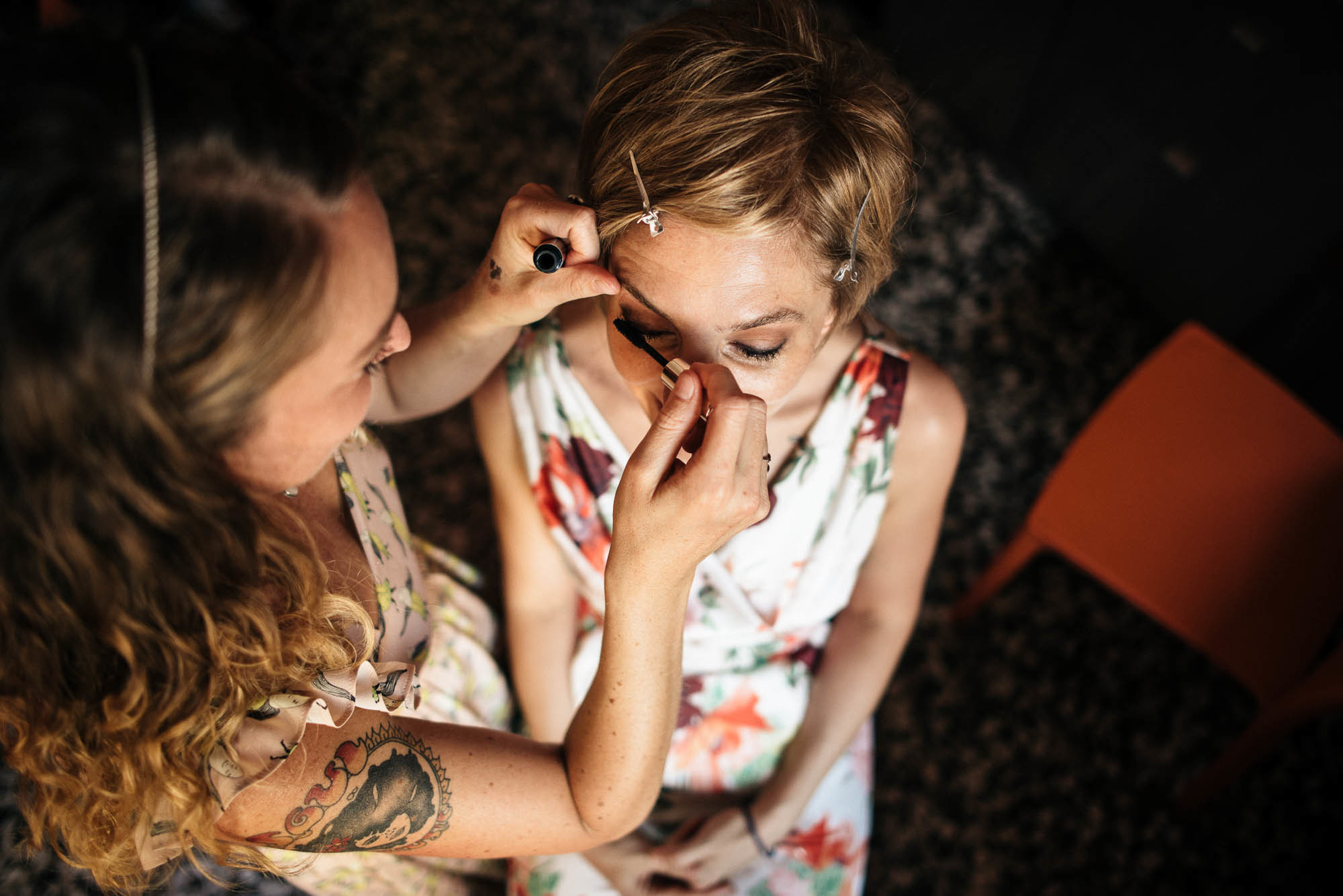 Подруга помогает невесте нанести тушь на ресницы, свадебная фотосессия Верона Италия