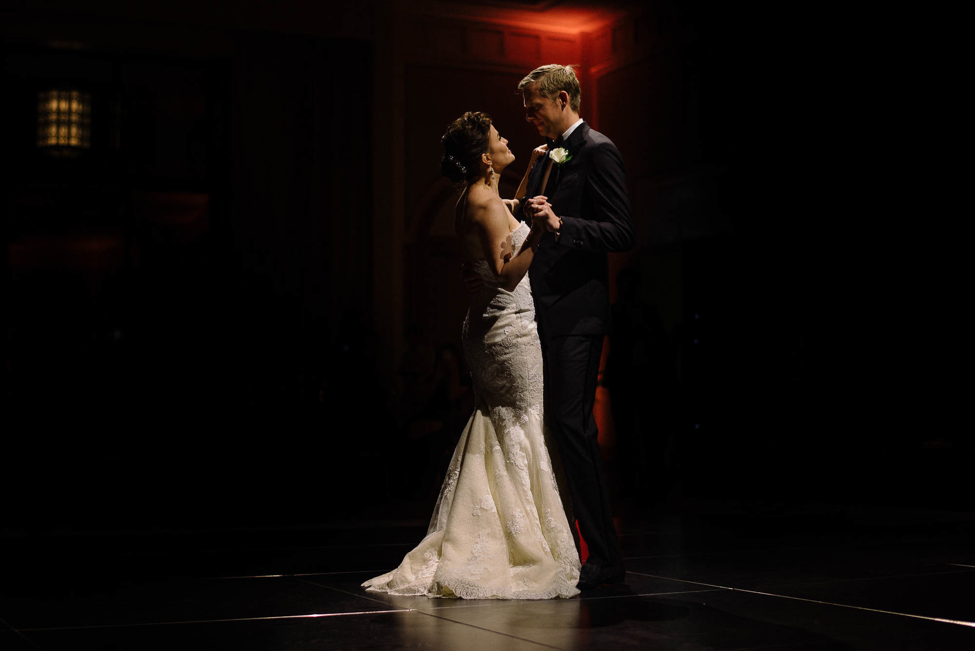 Танец новобрачных на сцене в луче прожектора, фотограф Sergyphoto