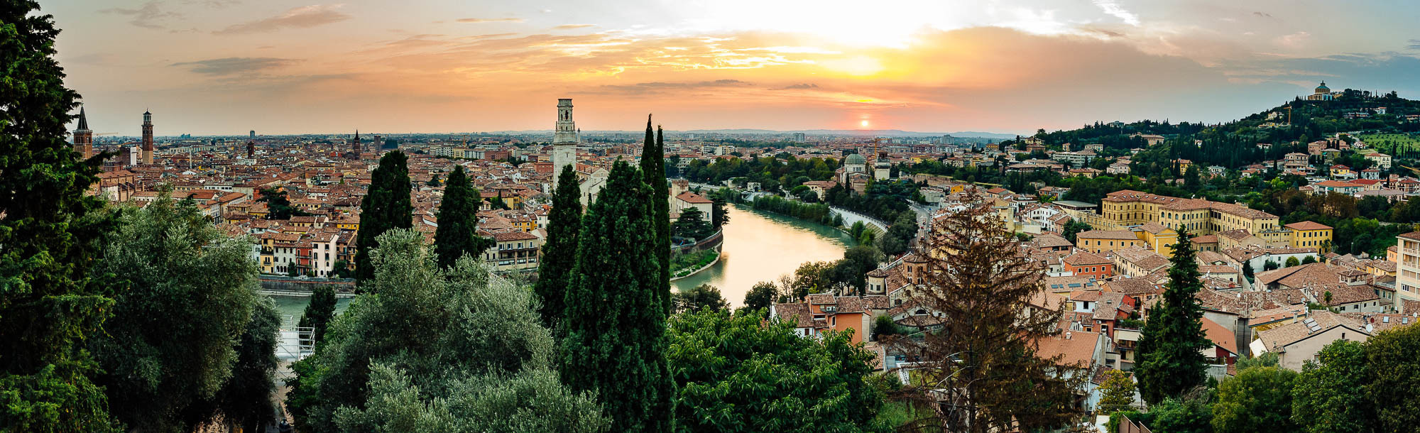 Панорама Вероны на закате с высоты замка Святого Петра, свадебный фотограф в Италии Sergyphoto