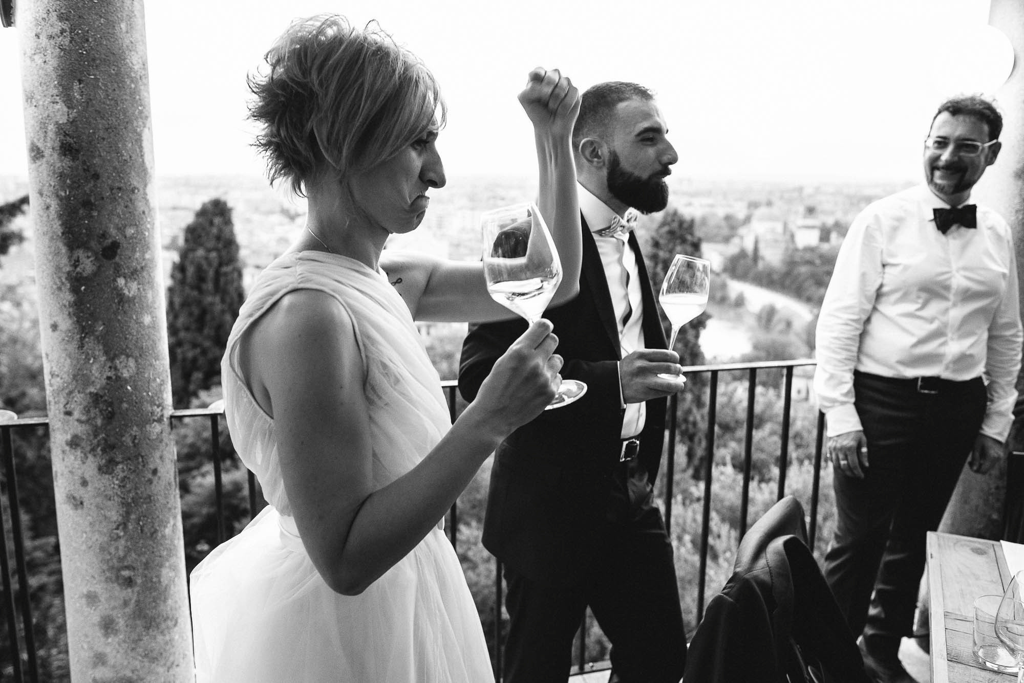 Молодожены с бокалами шампанского на свадебной церемонии в Вероне,  Италия