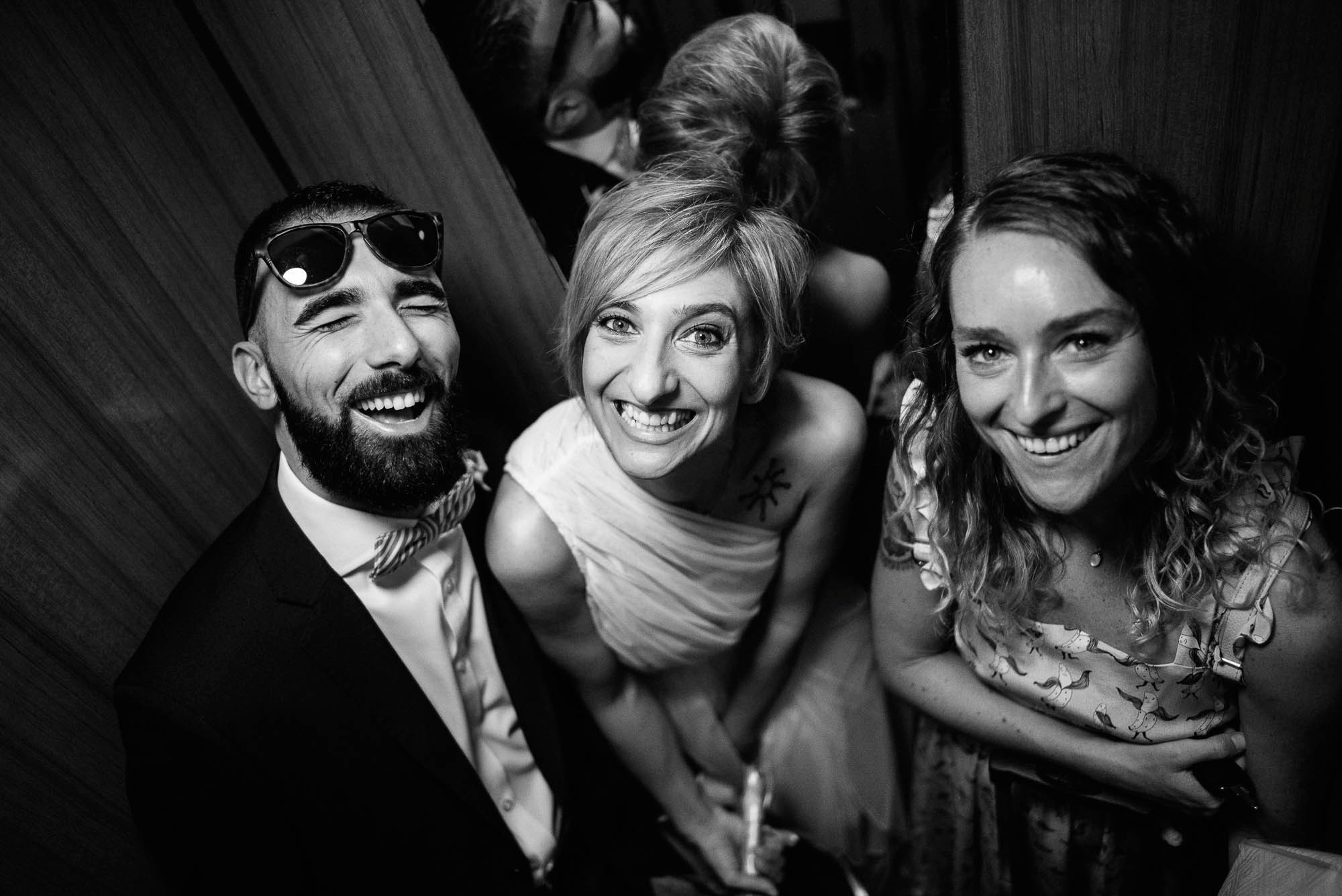 Трое счастливых людей улыбаются фотографу, свадебная фотосессия в Вероне, Италия