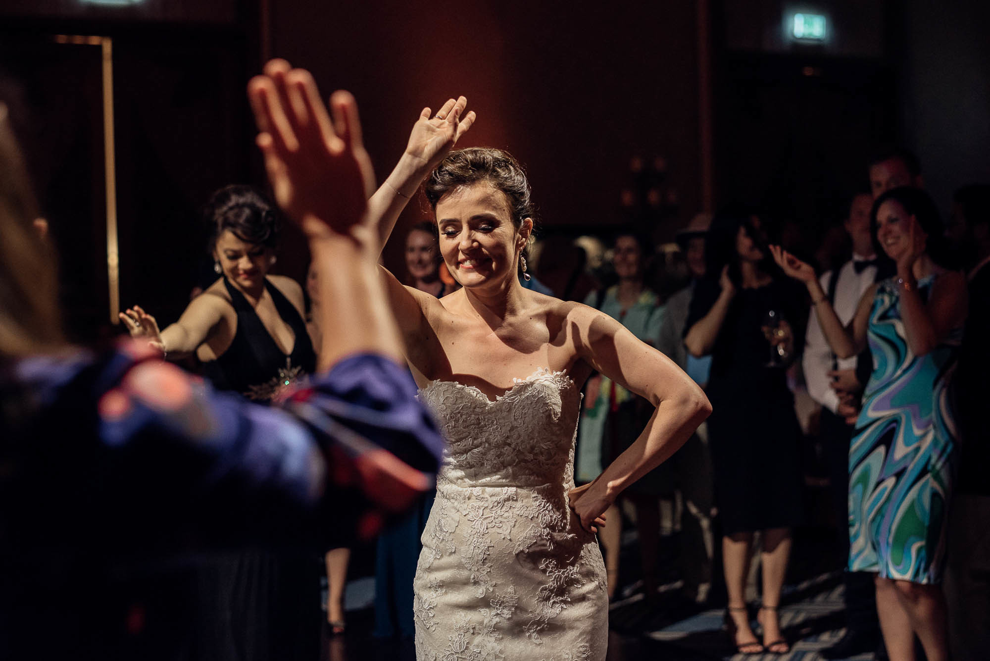 Танцующая под аплодисменты зрителей невеста, свадебная фотосессия от Sergyphoto