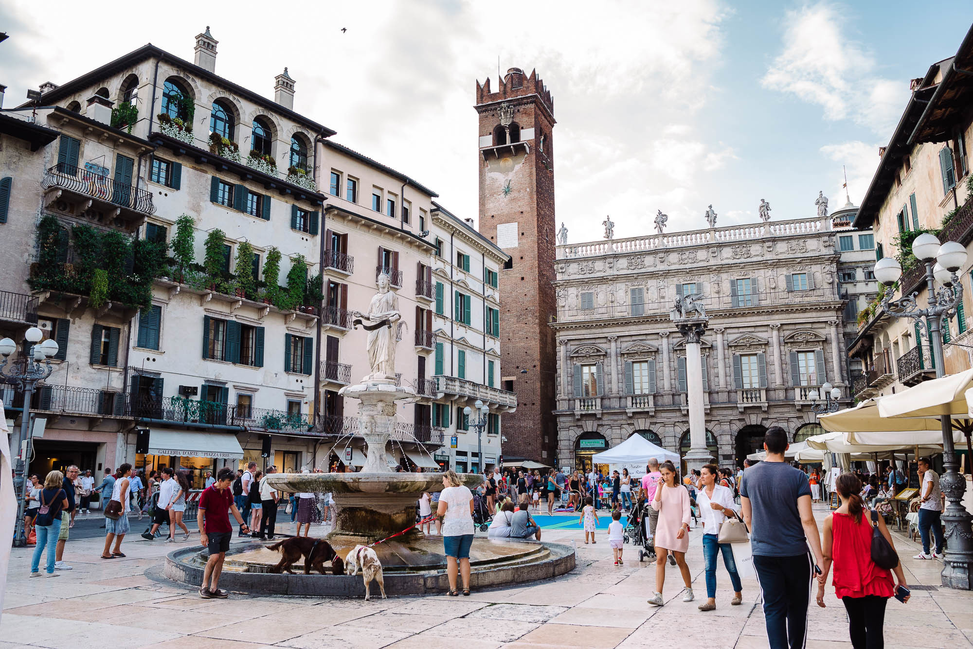 Пьяцца делле Эрбе, Верона, Италия, фотограф Sergyphoto