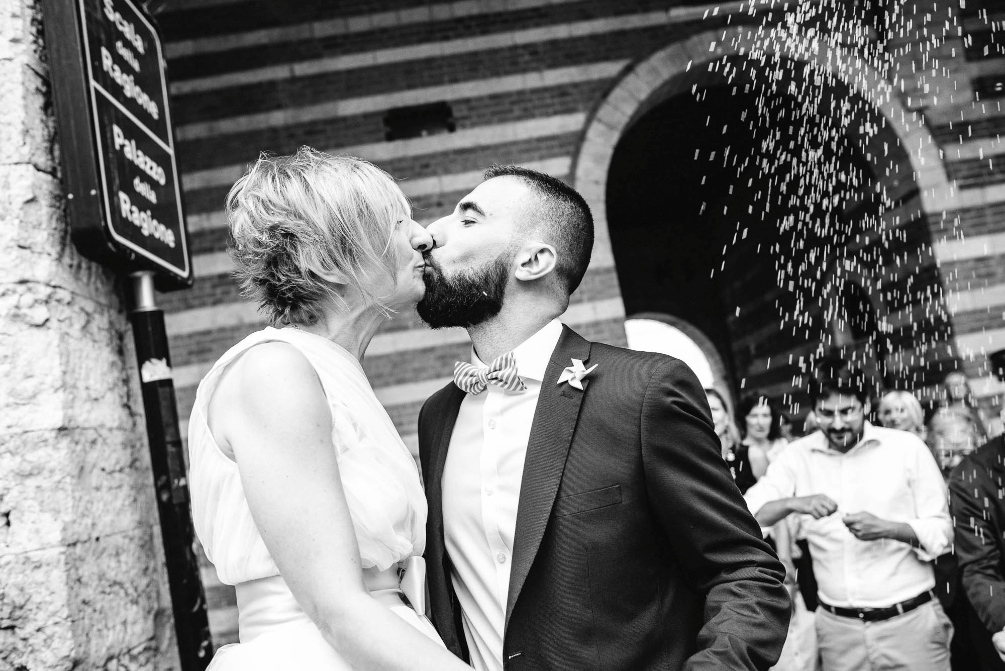 Поцелуй новобрачных возле Дворца бракосочетаний