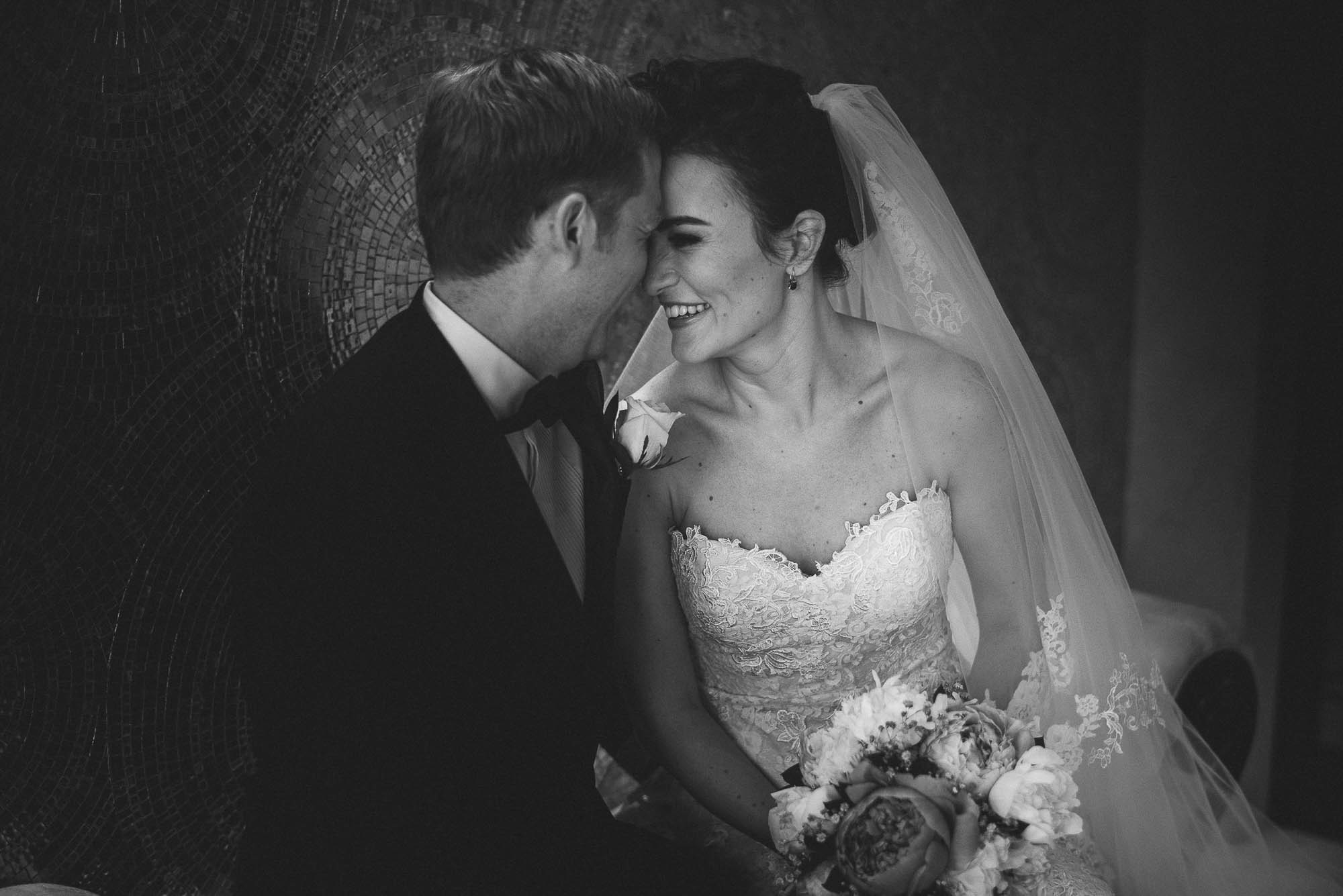 Жених и невеста смотрят глаза в глаза друг другу на свадебной фотосессии с Sergyphto