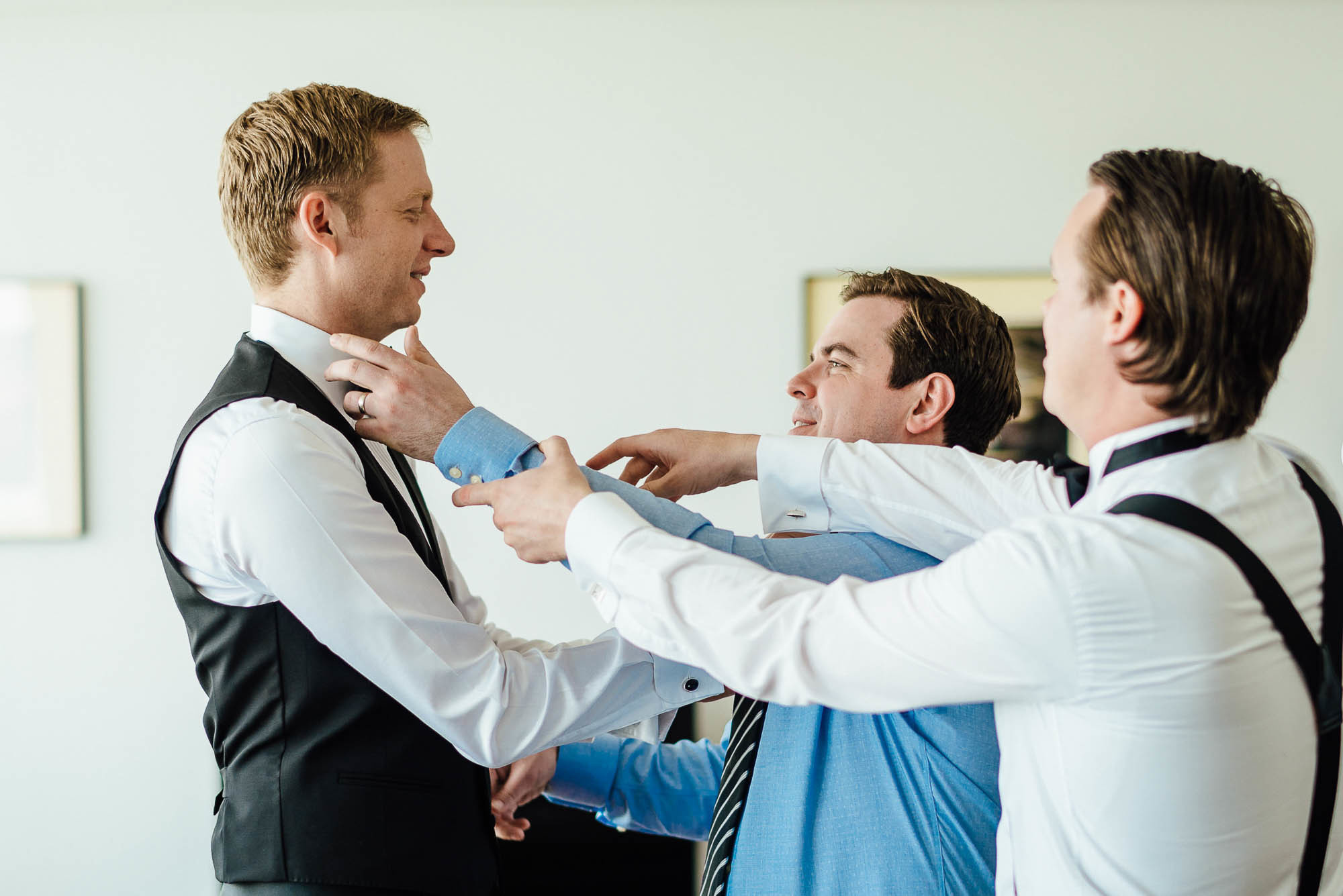 Жених и двое друзей готовятся к свадебной церемонии