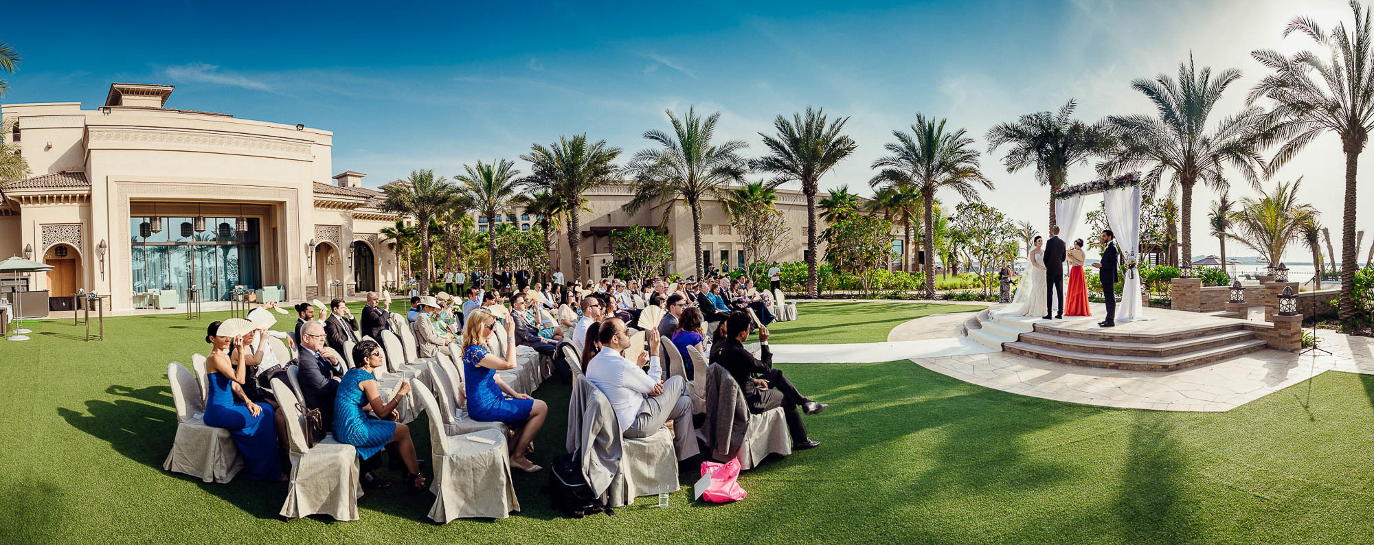 Свадебная церемония, гости наблюдают, как жених и невеста обмениваются клятвами