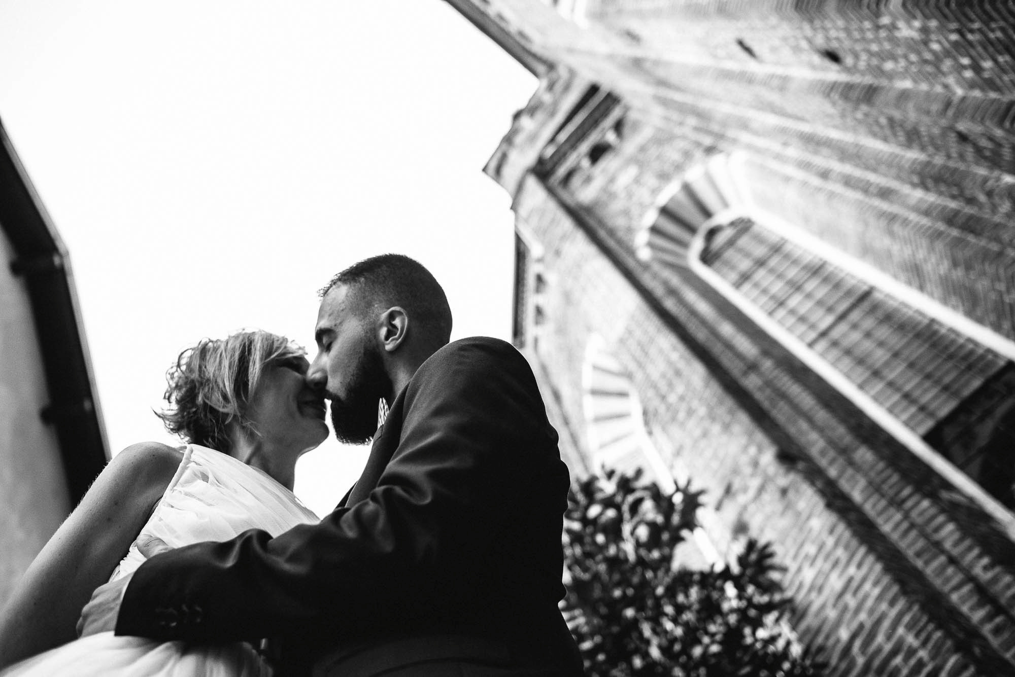 Нежный поцелуй новобрачных, свадебная фотосессия в Вероне, Италия