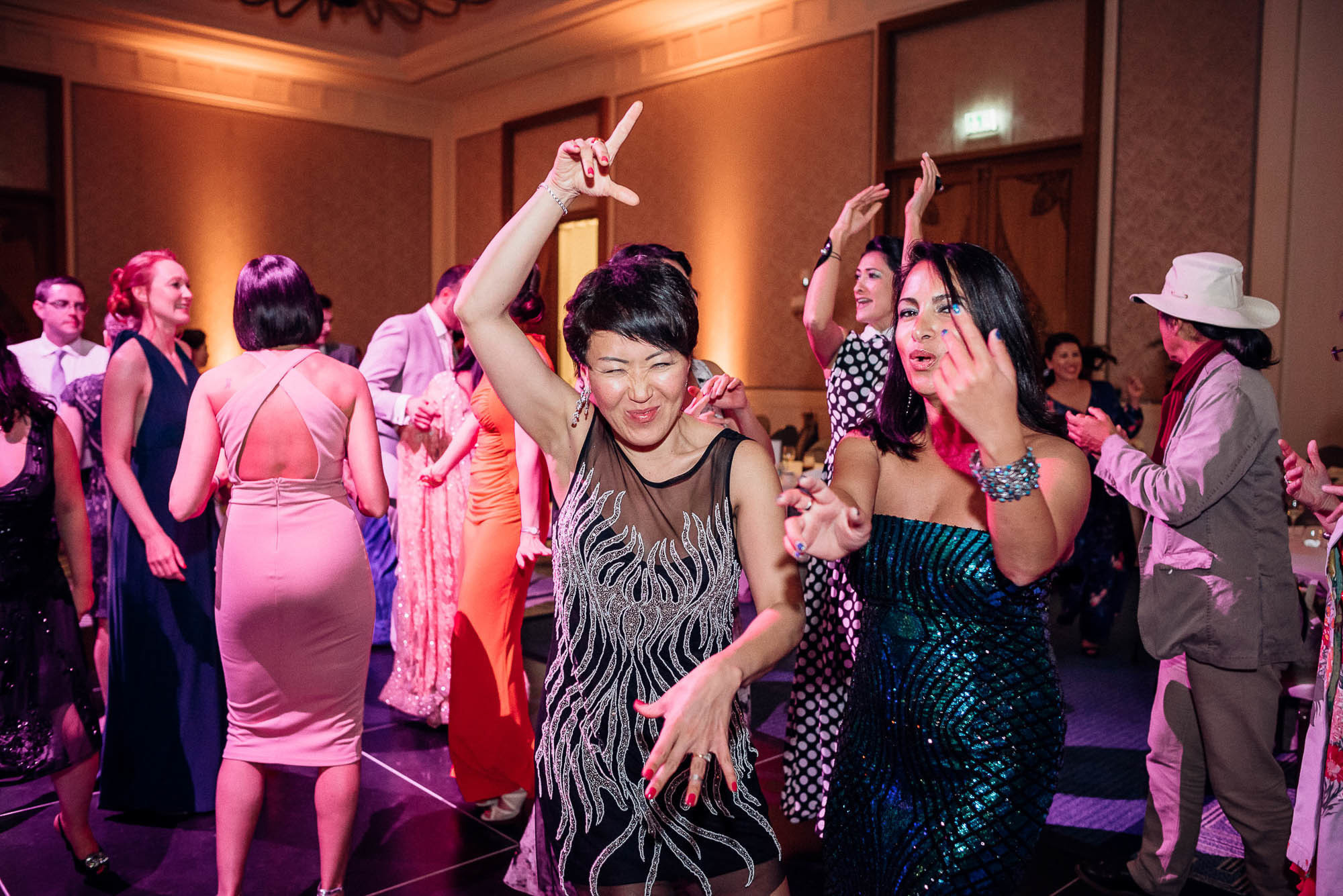 Танцы и веселье на свадьбе, фотосессия в Дубаи