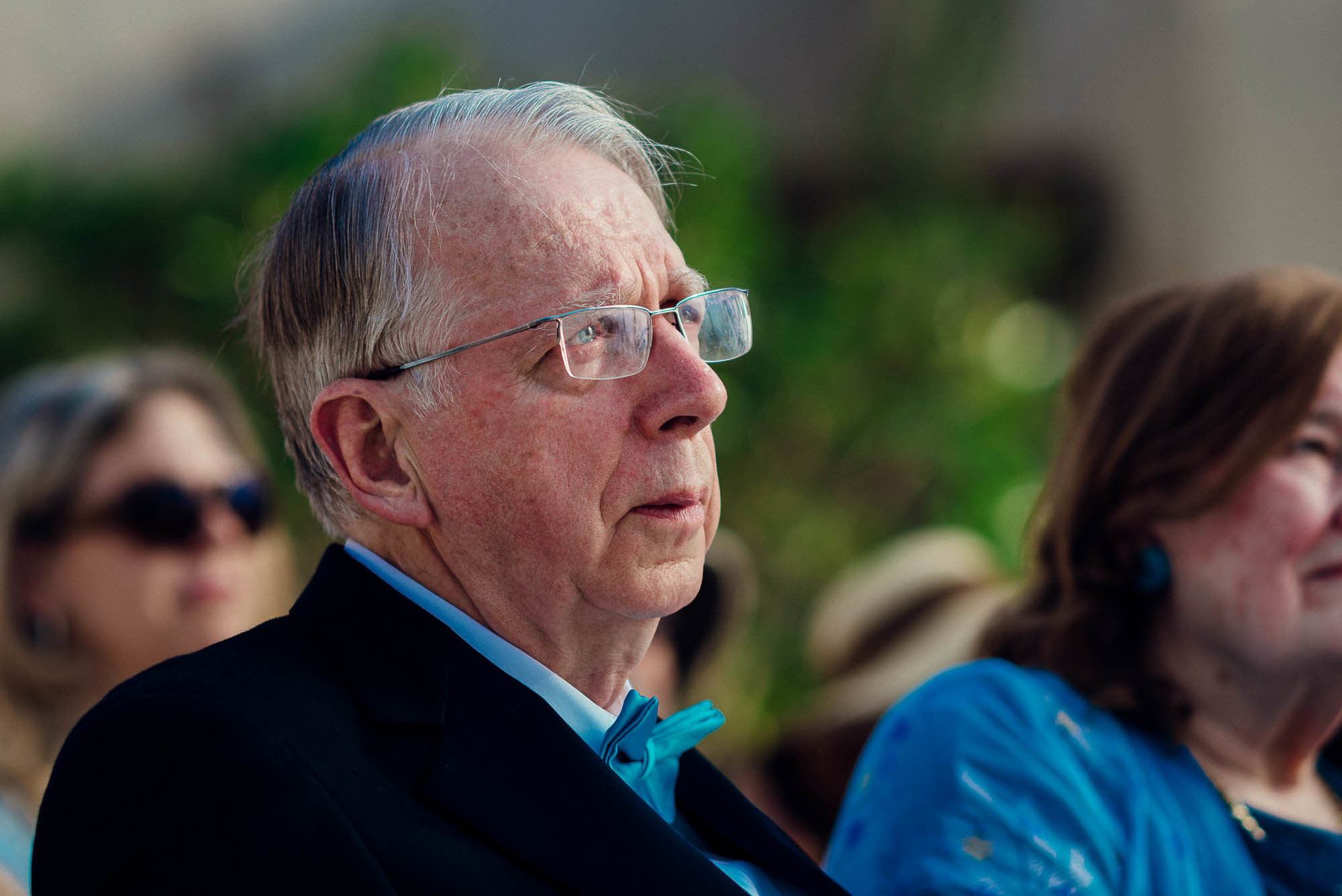 Расстроганый отец наблюдает за церемонией бракосочетания