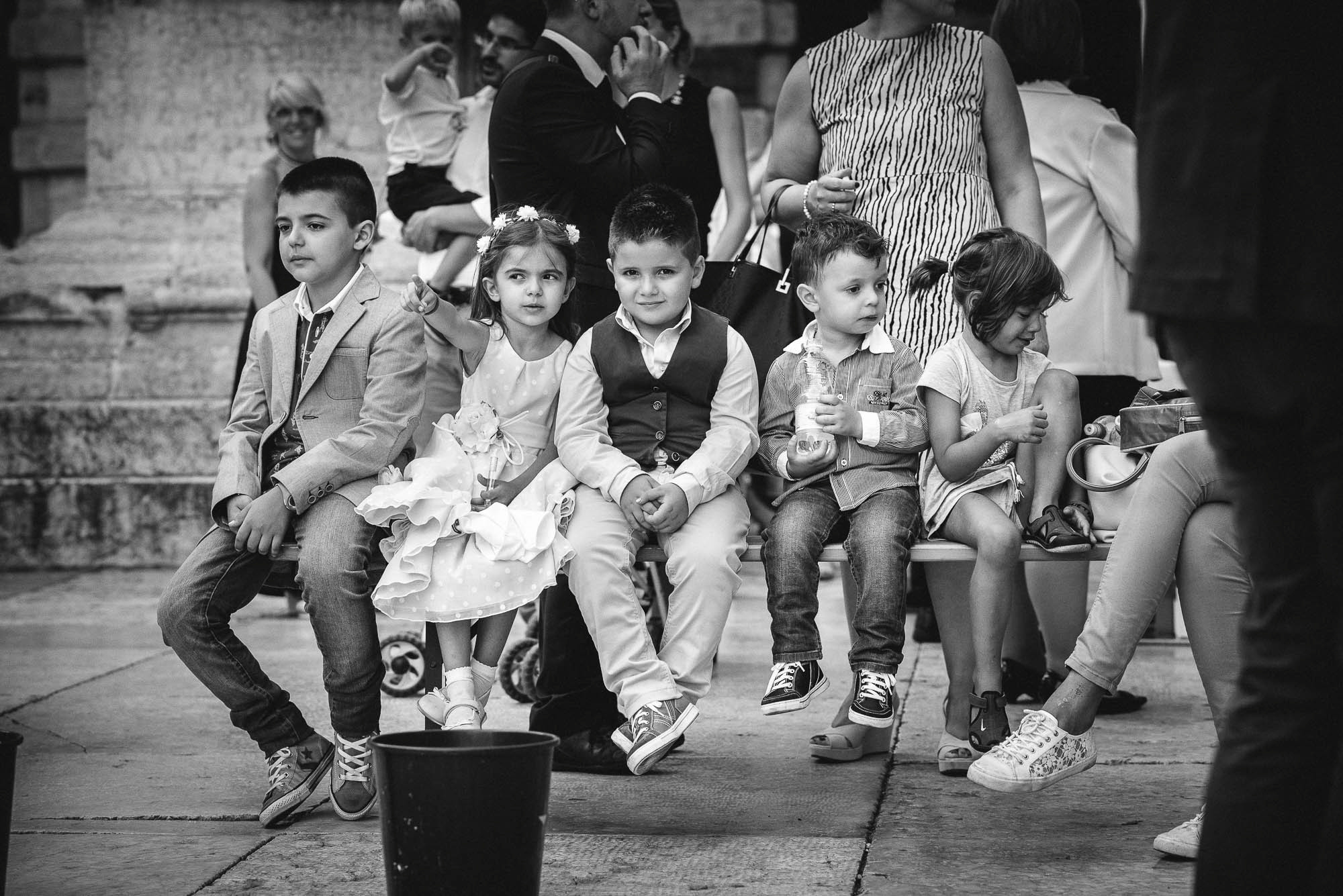 Дети на лавочке, свадебная фотосессия, Верона, Италия