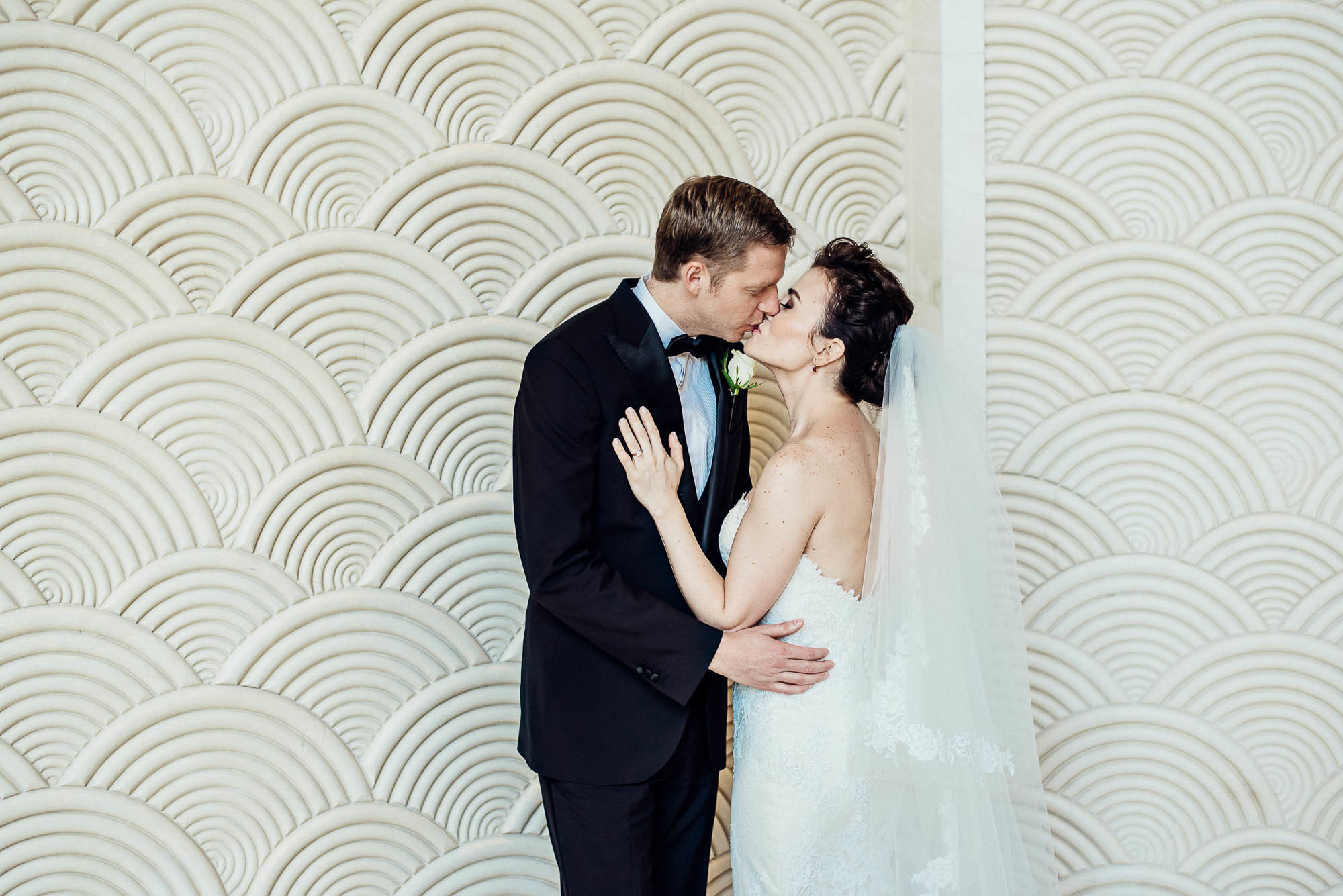 Нежный поцелуй жениха и невесты, свадебный фотограф Sergyphoto